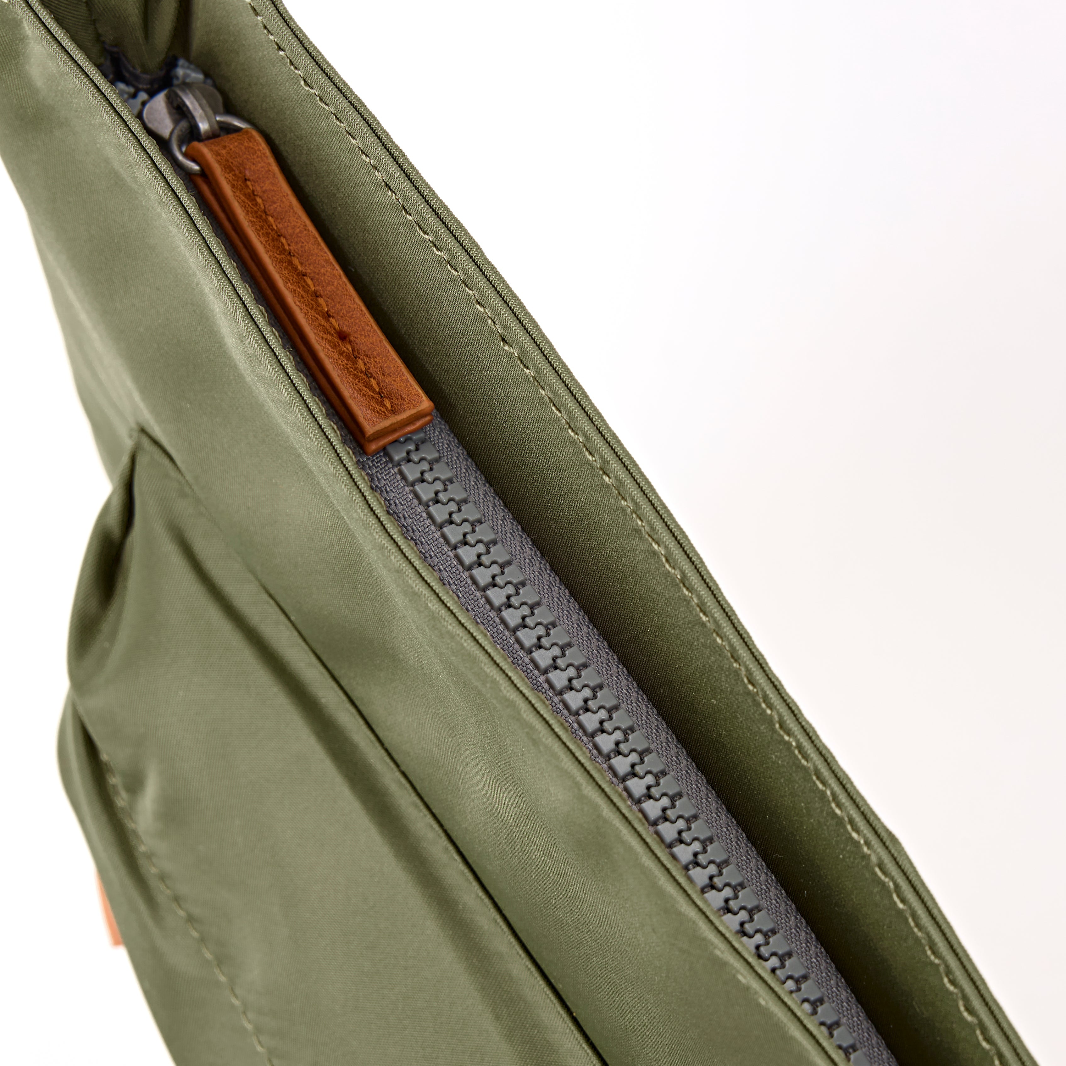 ROKA London - Kennington M crossbody-väska #Färg_Chive