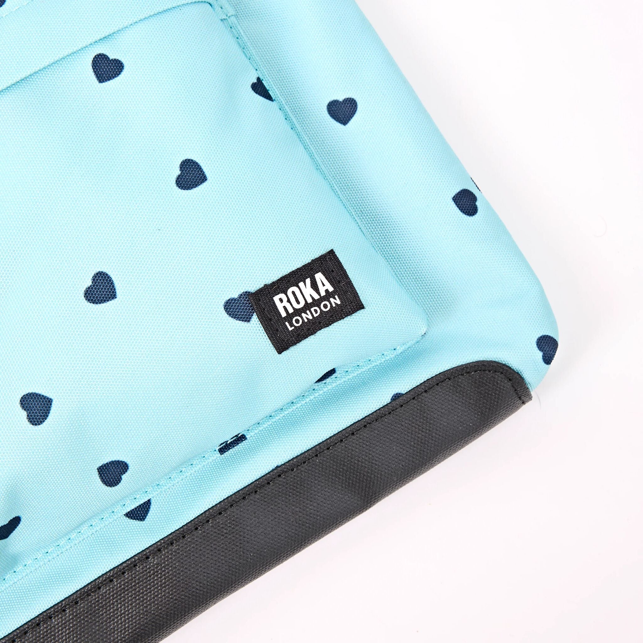 ROKA London - Kennington M crossbody-väska #Färg_Heart_Print