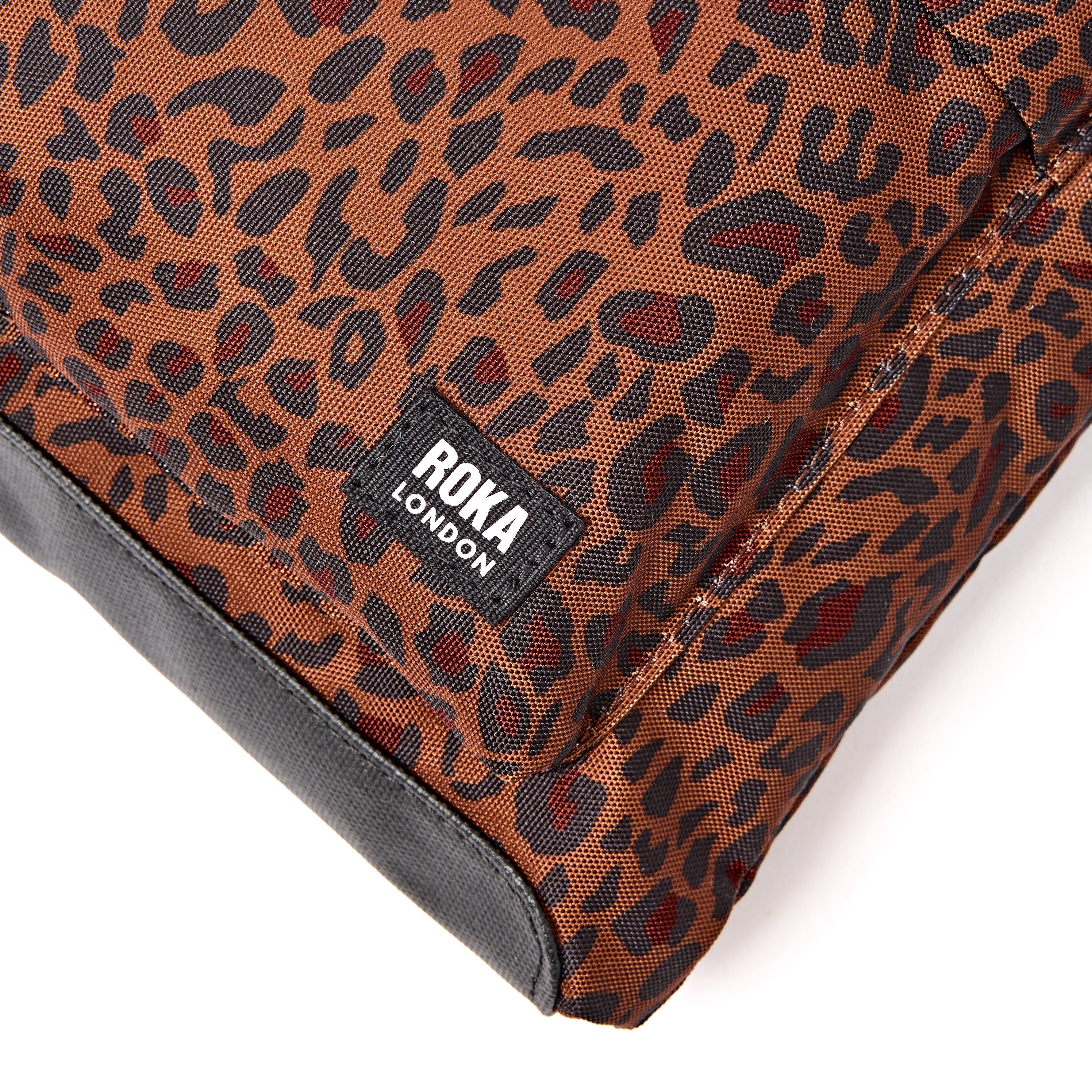ROKA London - Kennington M crossbody-väska #Färg_Mini_Leopard