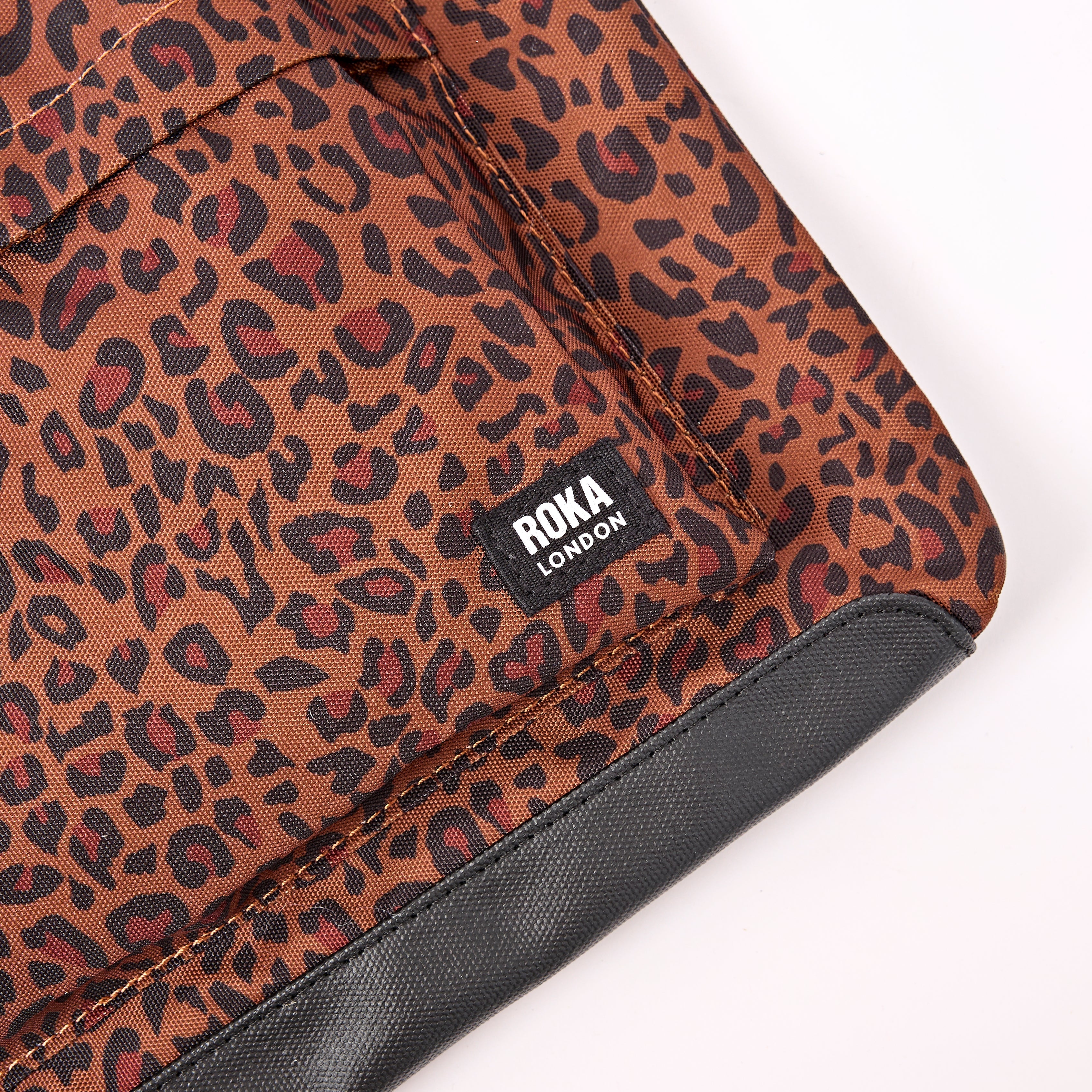 ROKA London - Kennington M crossbody-väska #Färg_Corn_Mini_Leopard