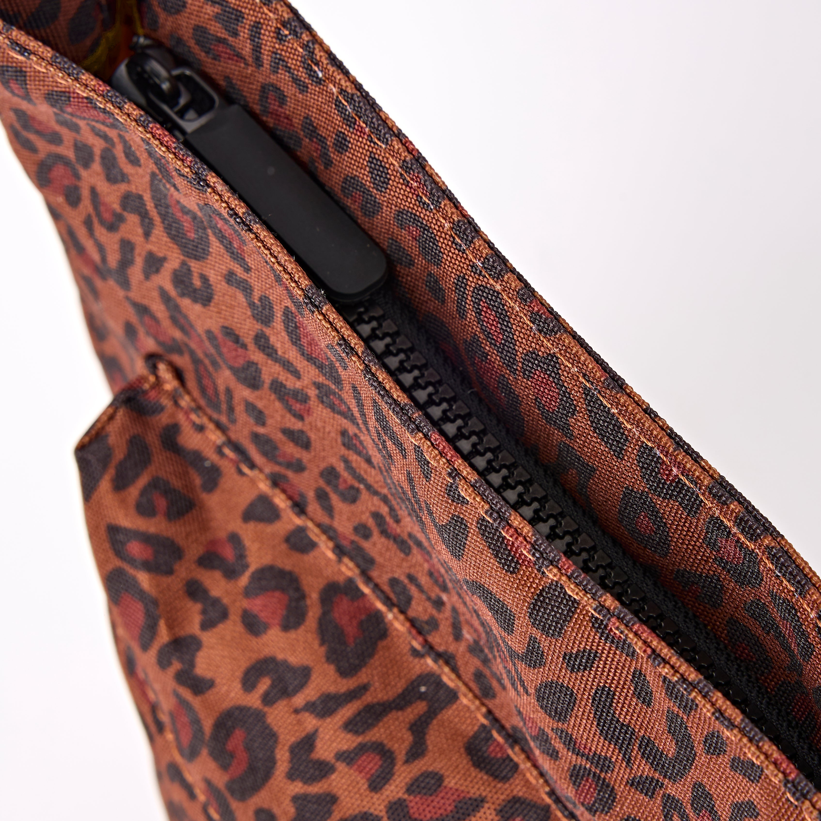 ROKA London - Kennington M crossbody-väska #Färg_Corn_Mini_Leopard