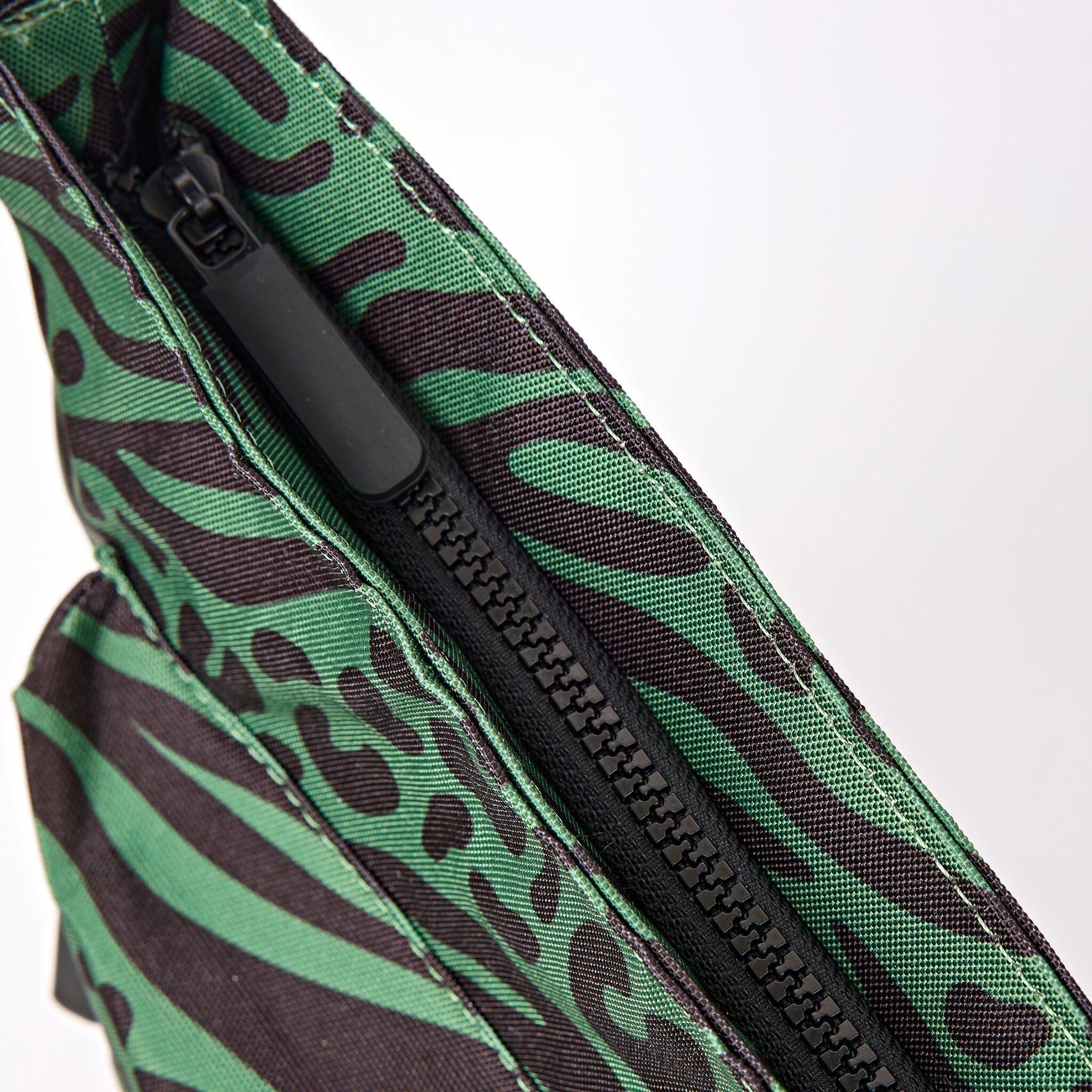 ROKA London - Kennington M crossbody-väska #Färg_Mixed_Animal_Artichoke