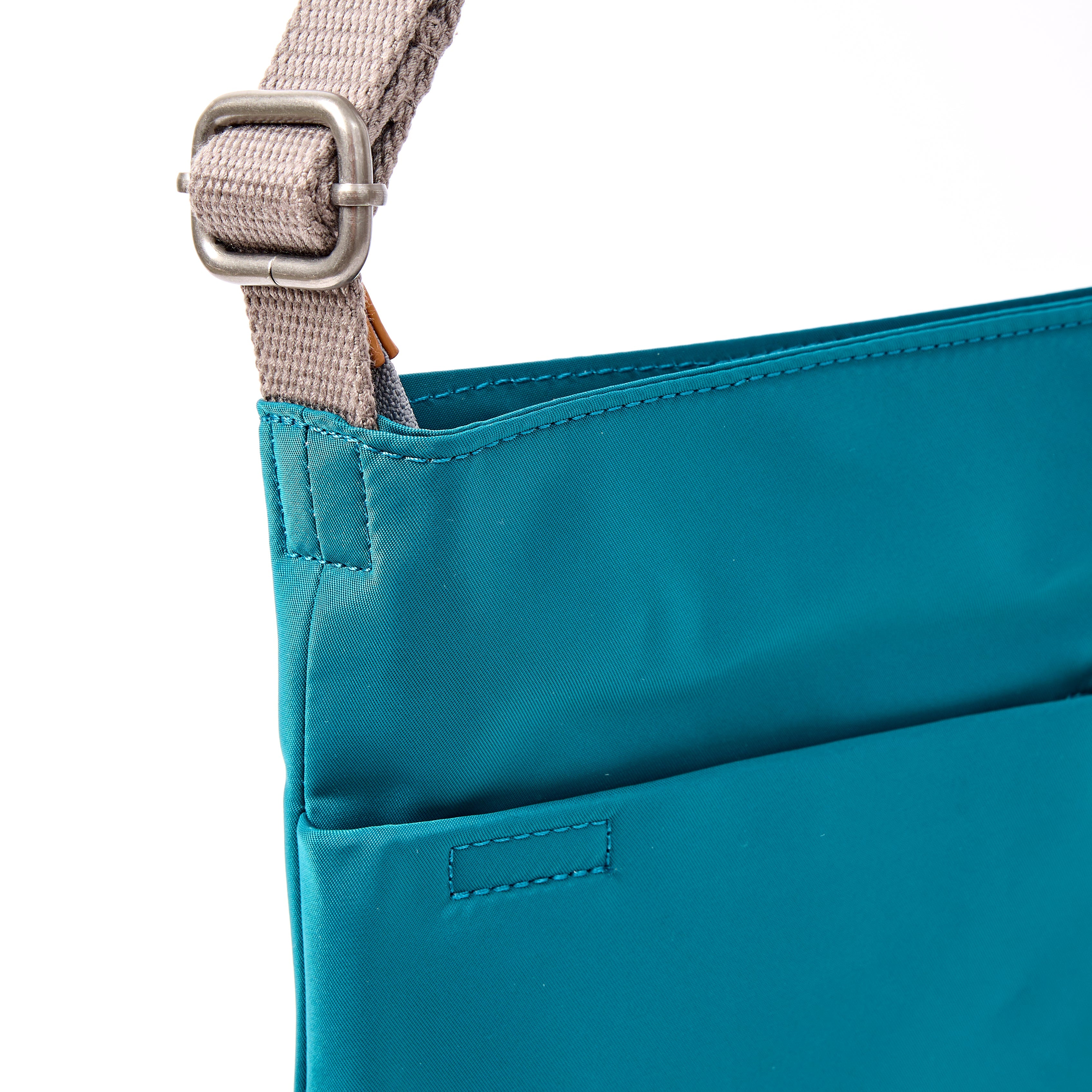 ROKA London - Kennington M crossbody-väska #Färg_North_Sea