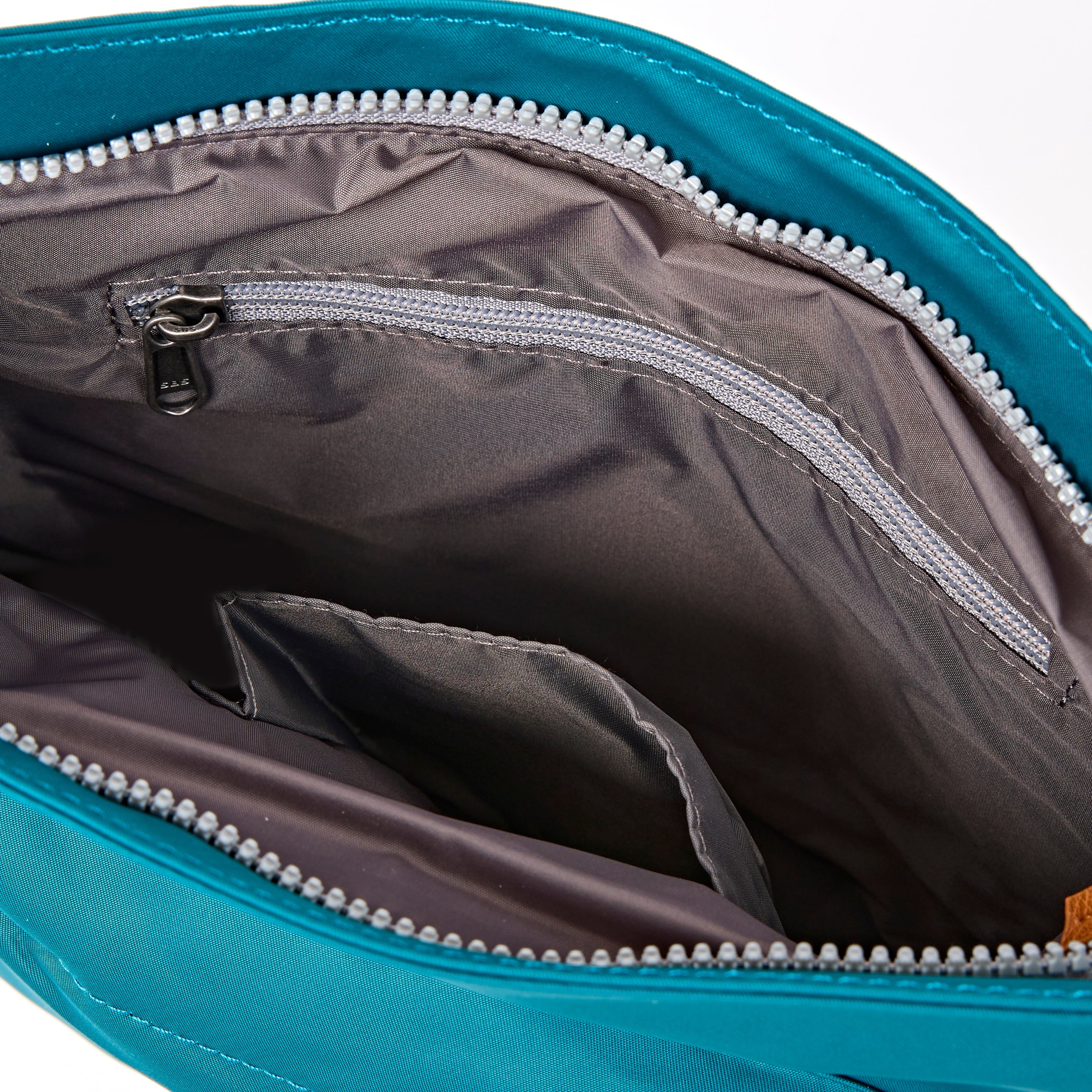 ROKA London - Kennington M crossbody-väska #Färg_North_Sea