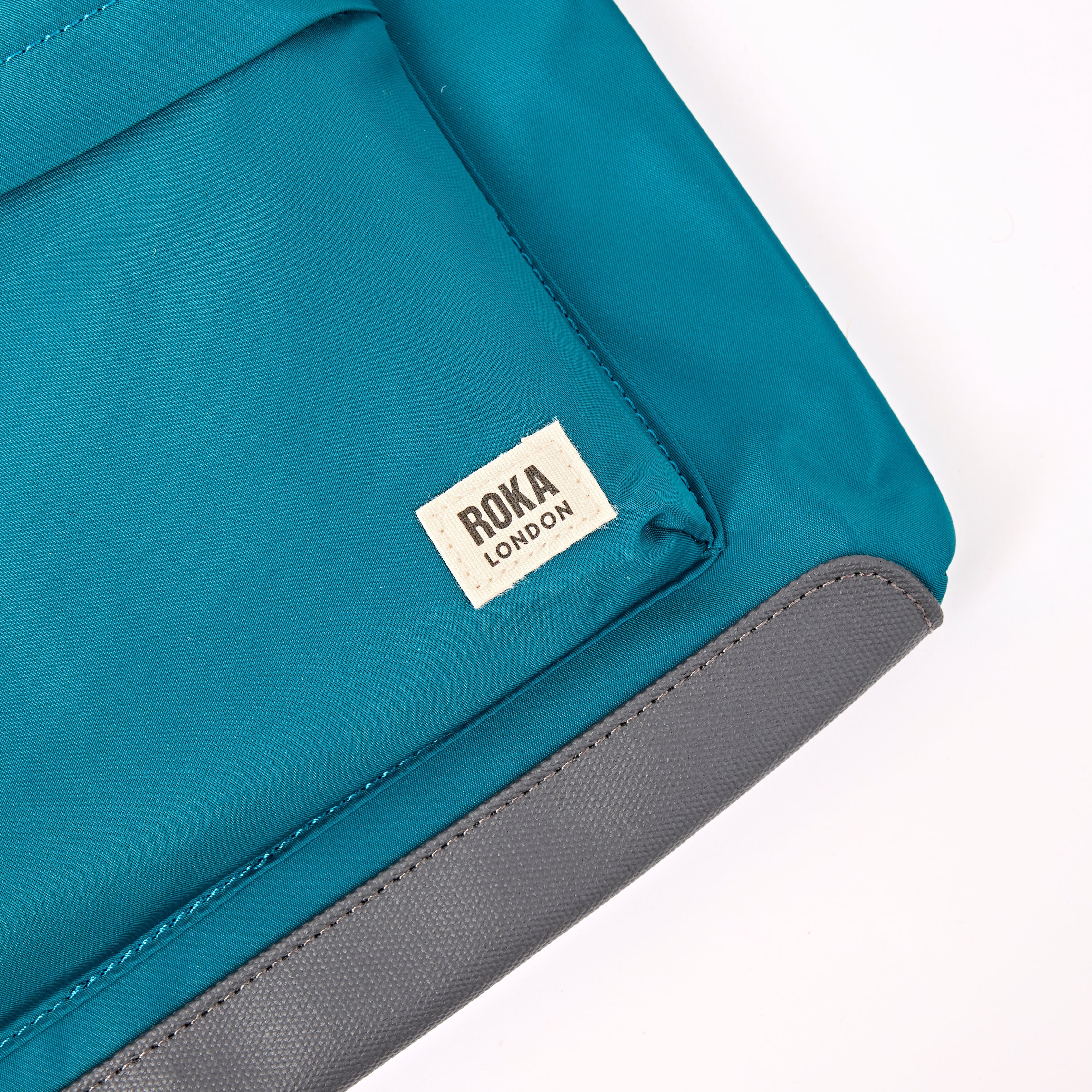 ROKA London - Kennington M crossbody-väska #Färg_North_Sea