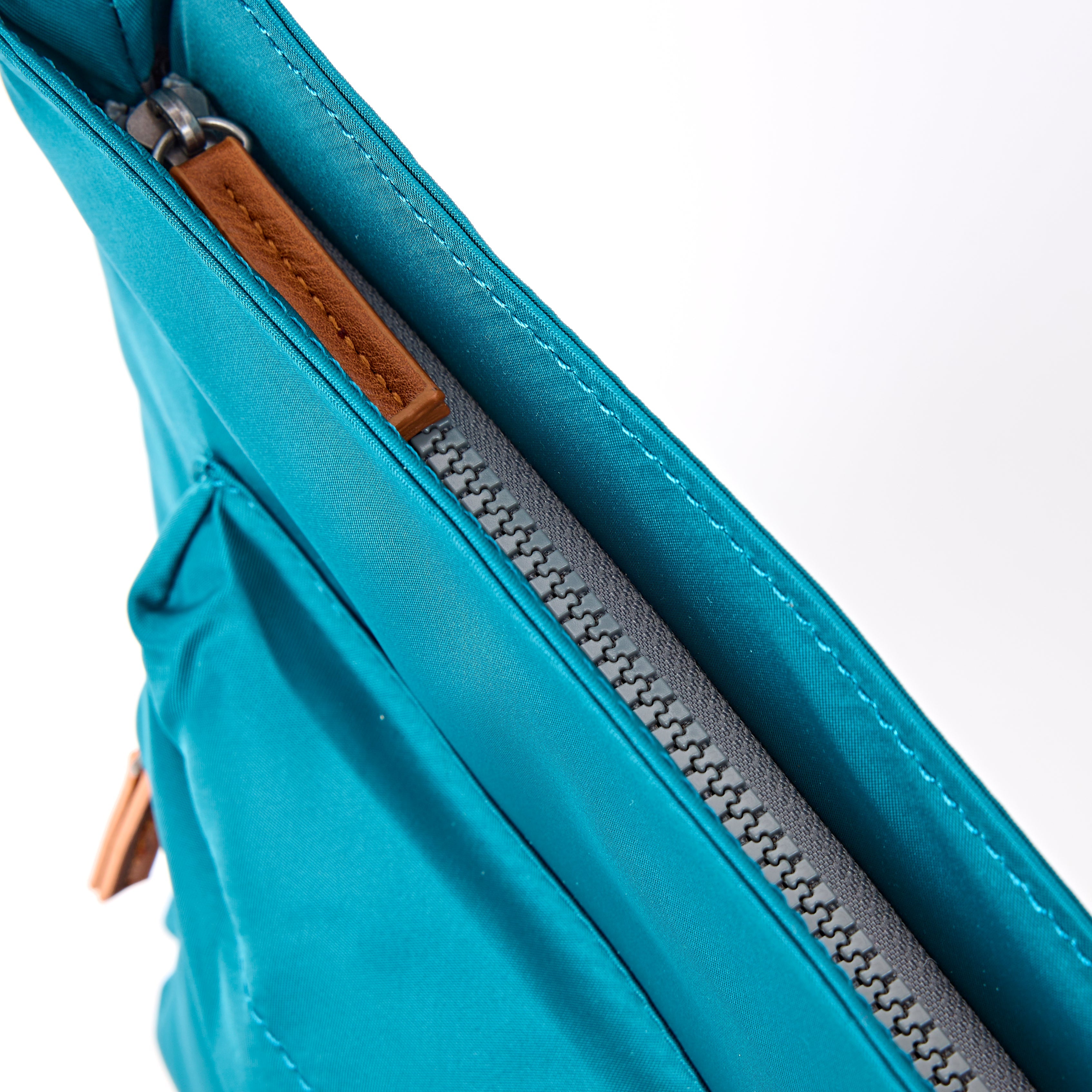ROKA London - Kennington M crossbody-väska #Färg_North_Sea