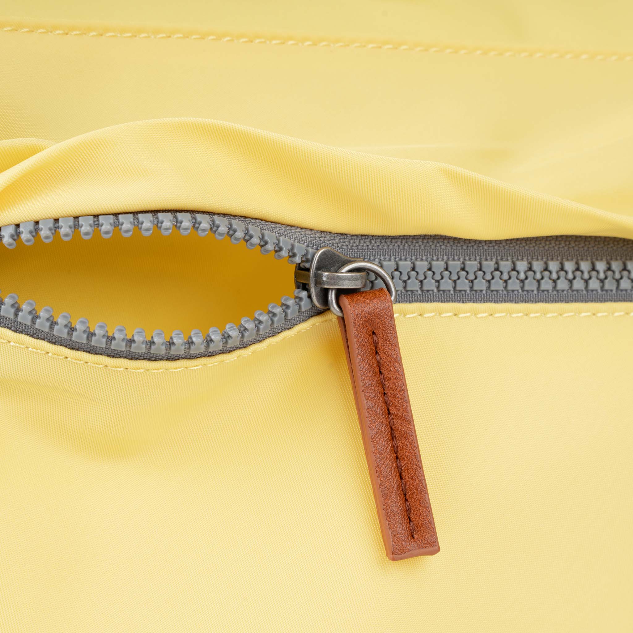 ROKA London - Kennington M crossbody-väska #Färg_Citron