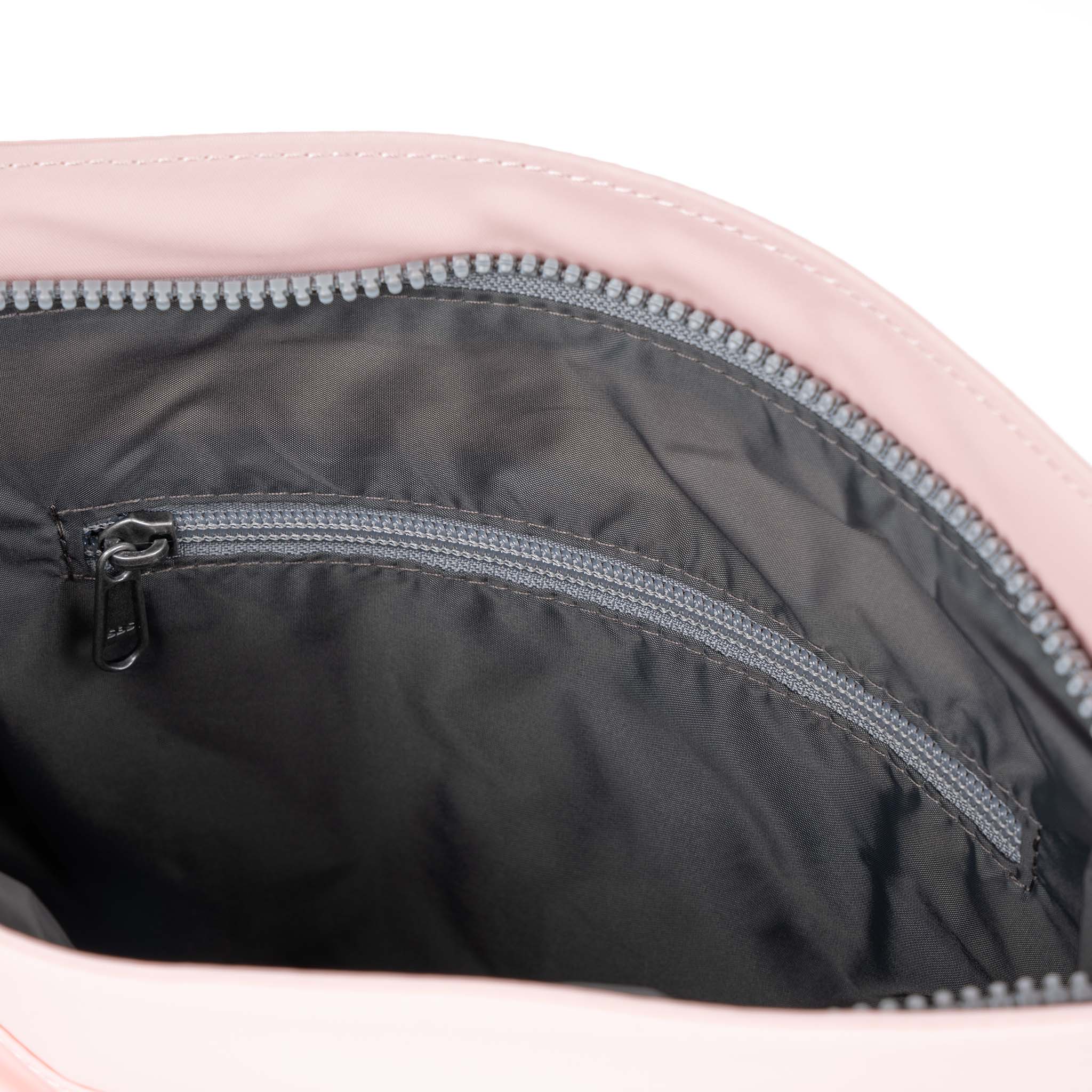 ROKA London - Kennington M crossbody-väska #Färg_English_Rose