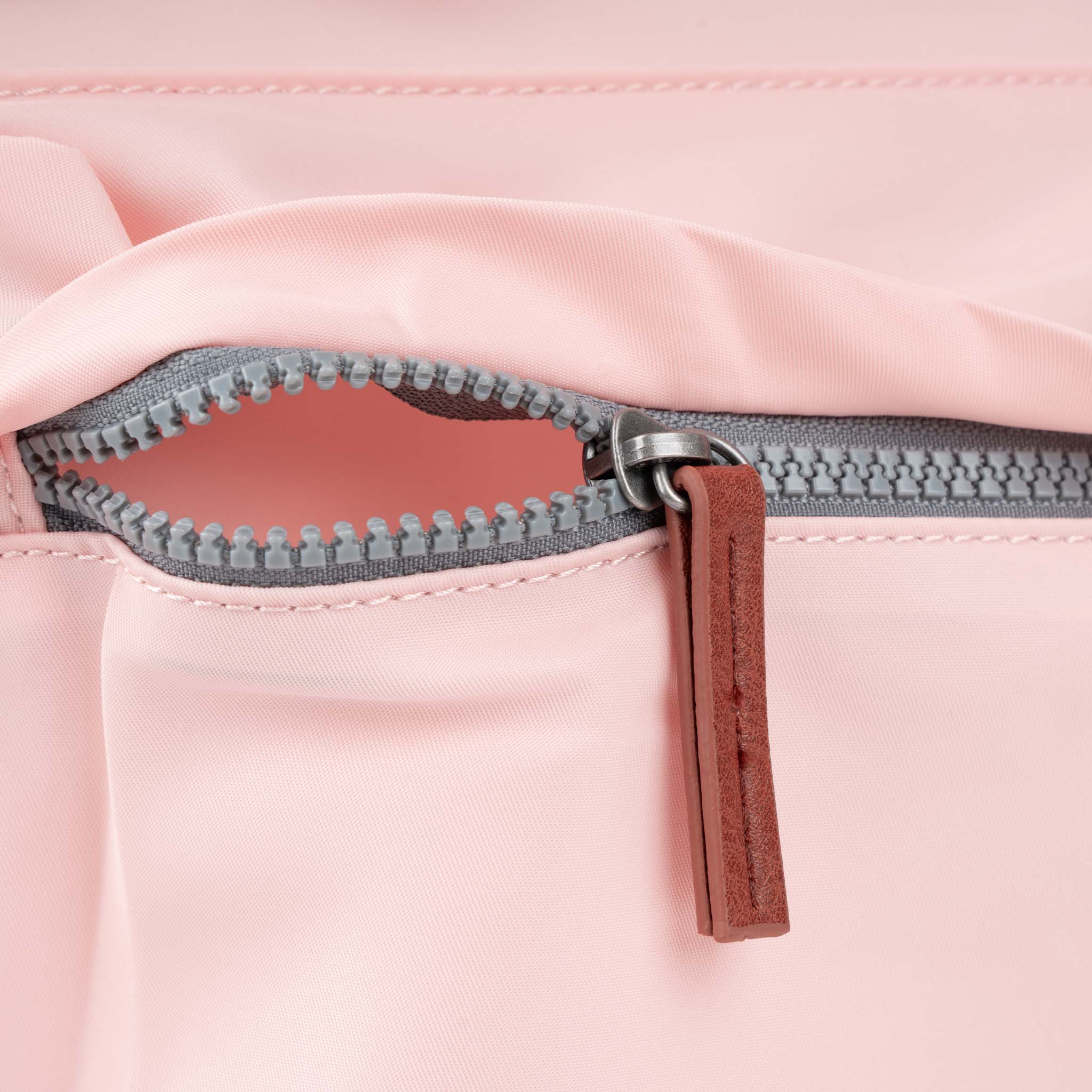 ROKA London - Kennington M crossbody-väska #Färg_English_Rose