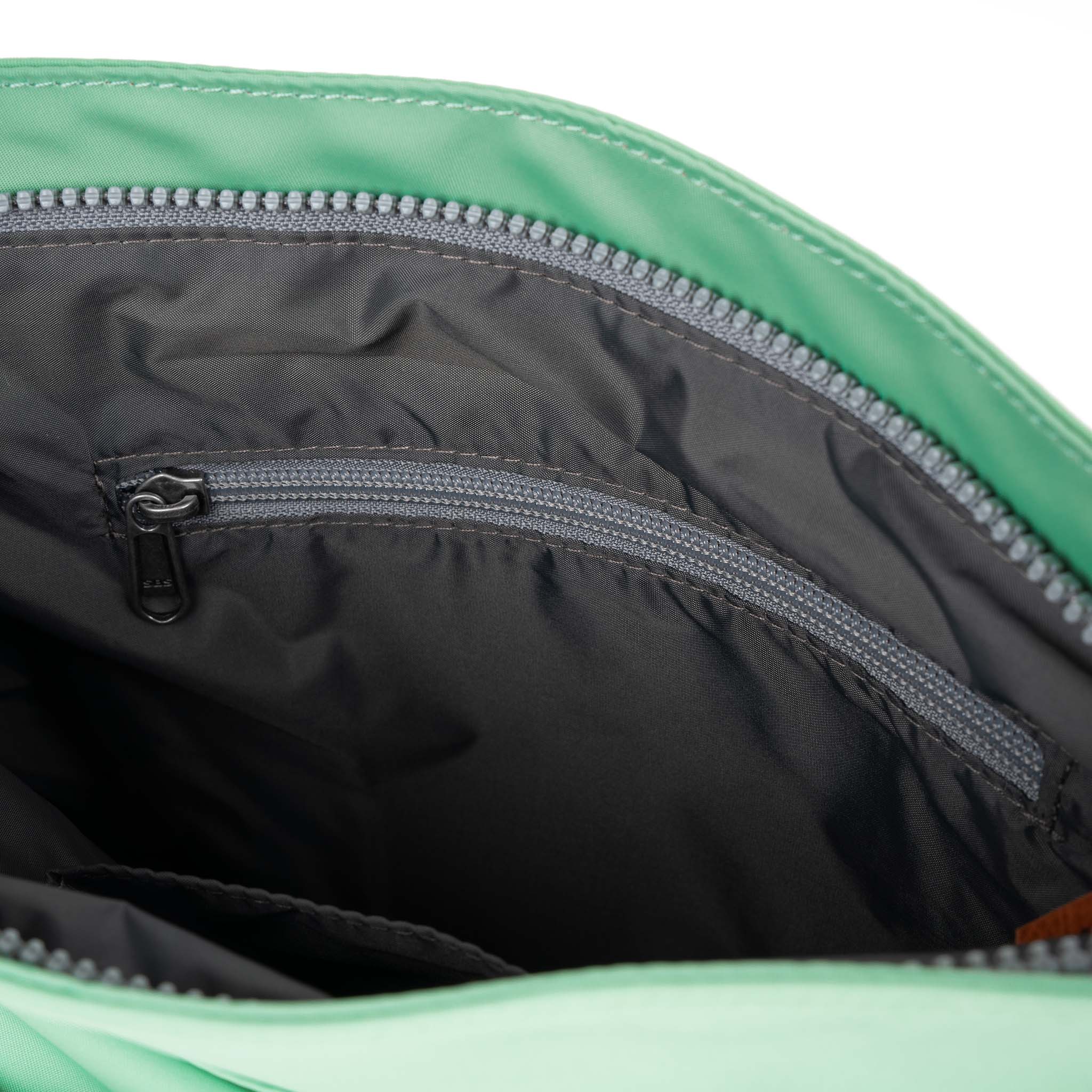 ROKA London - Kennington M crossbody-väska #Färg_Matcha