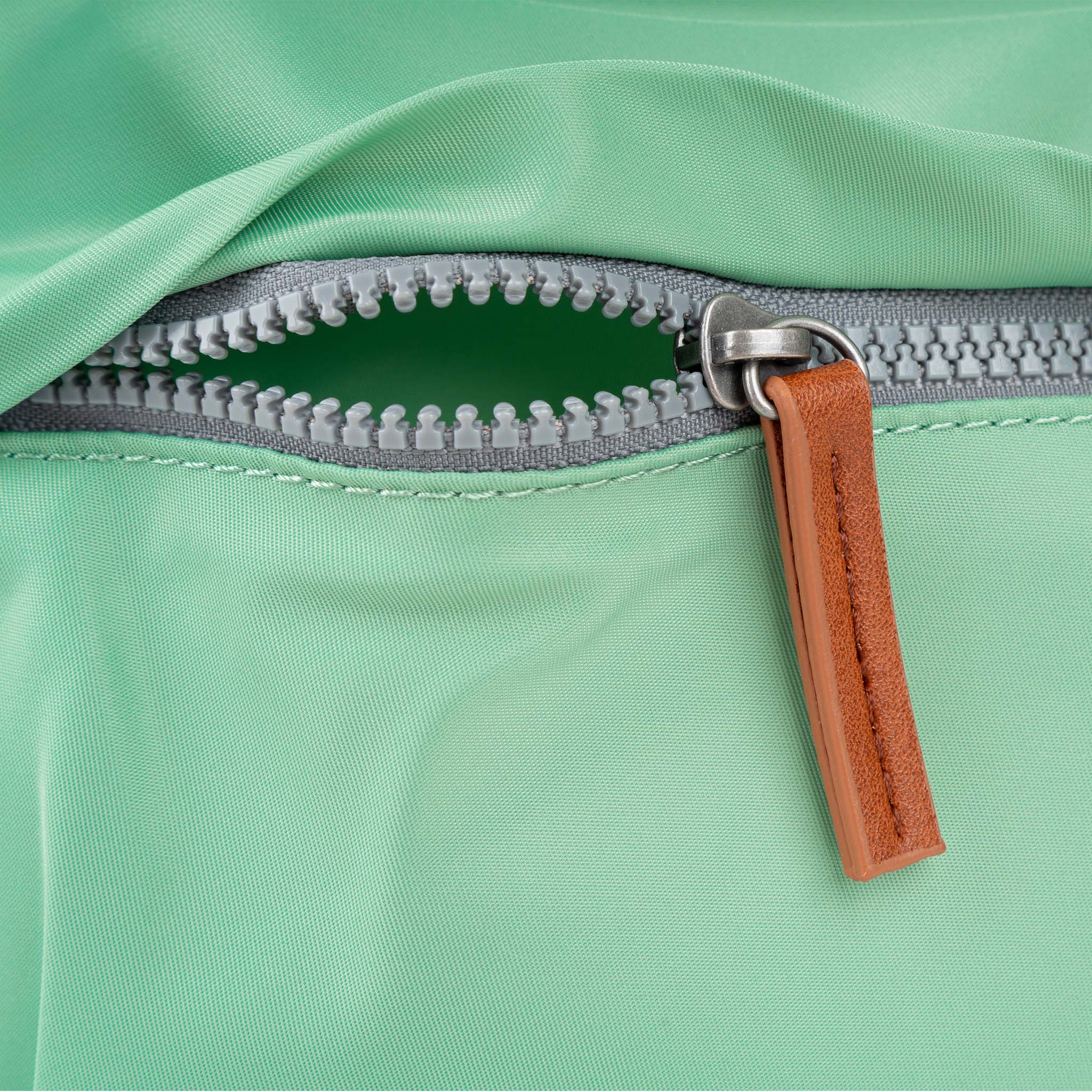 ROKA London - Kennington M crossbody-väska #Färg_Matcha