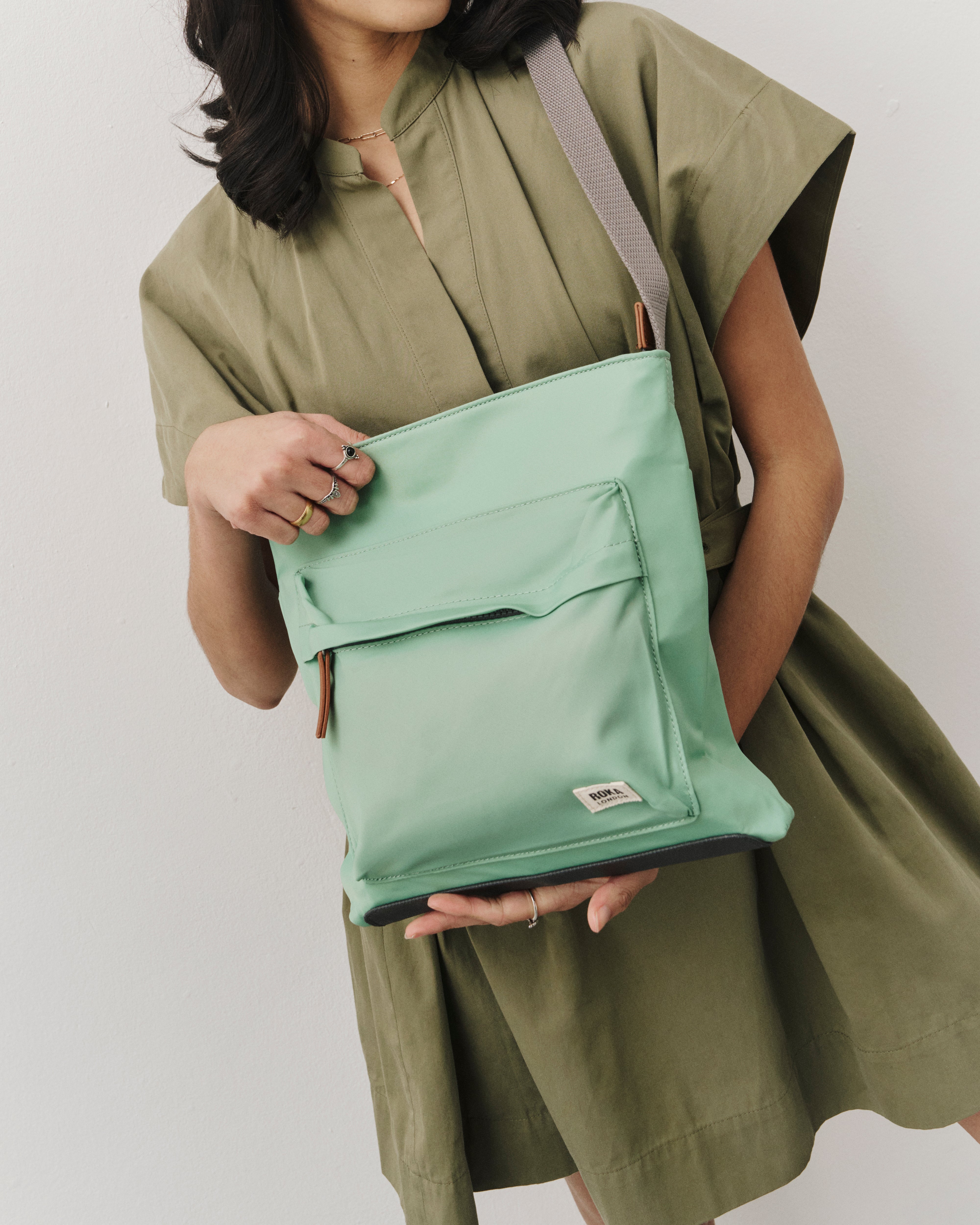 ROKA London - Kennington M crossbody-väska #Färg_Matcha
