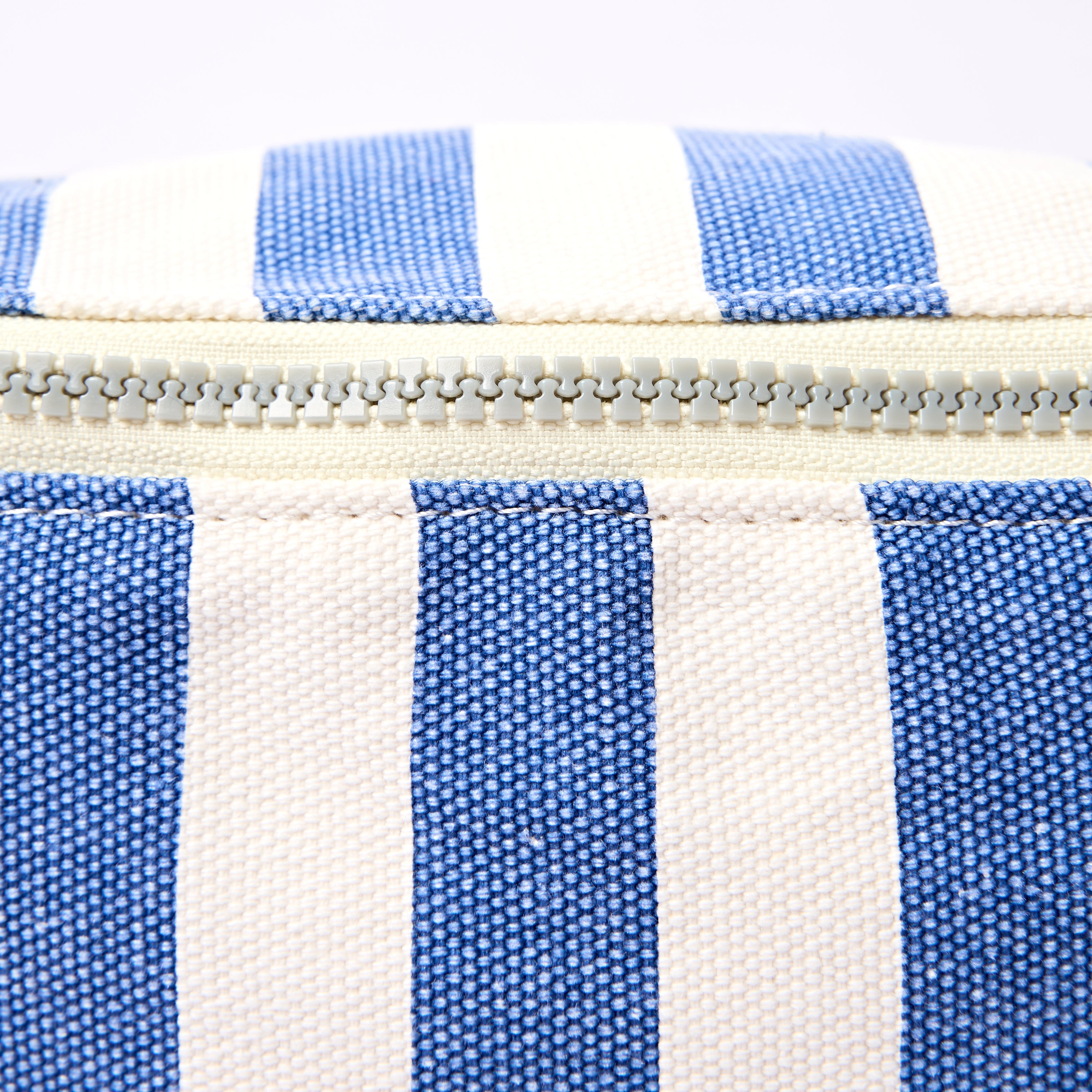 ROKA London - Mill Hill S crossbody-väska #Färg_Denim_Stripe