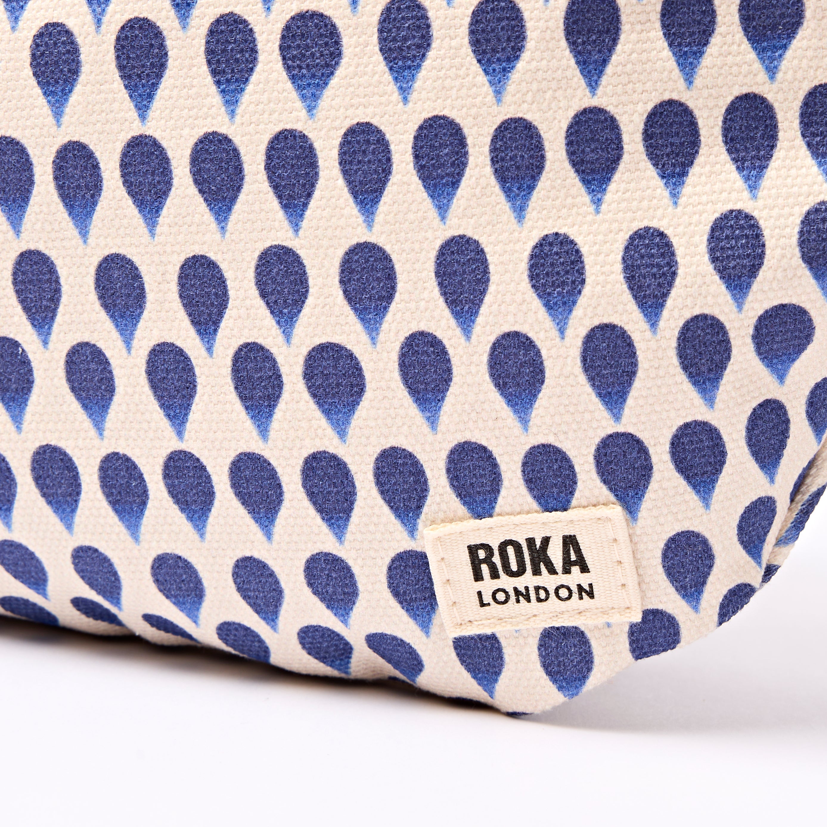 ROKA London - Mill Hill S crossbody-väska #Färg_Denim_Rain_Indigo