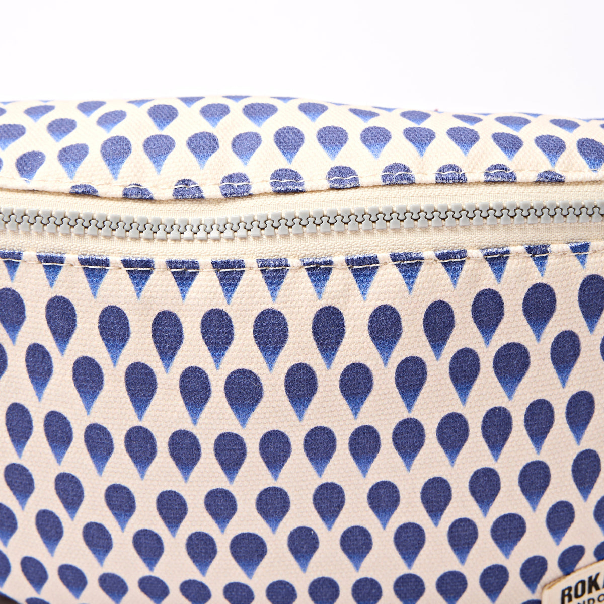 ROKA London - Mill Hill S crossbody-väska #Färg_Denim_Rain_Indigo