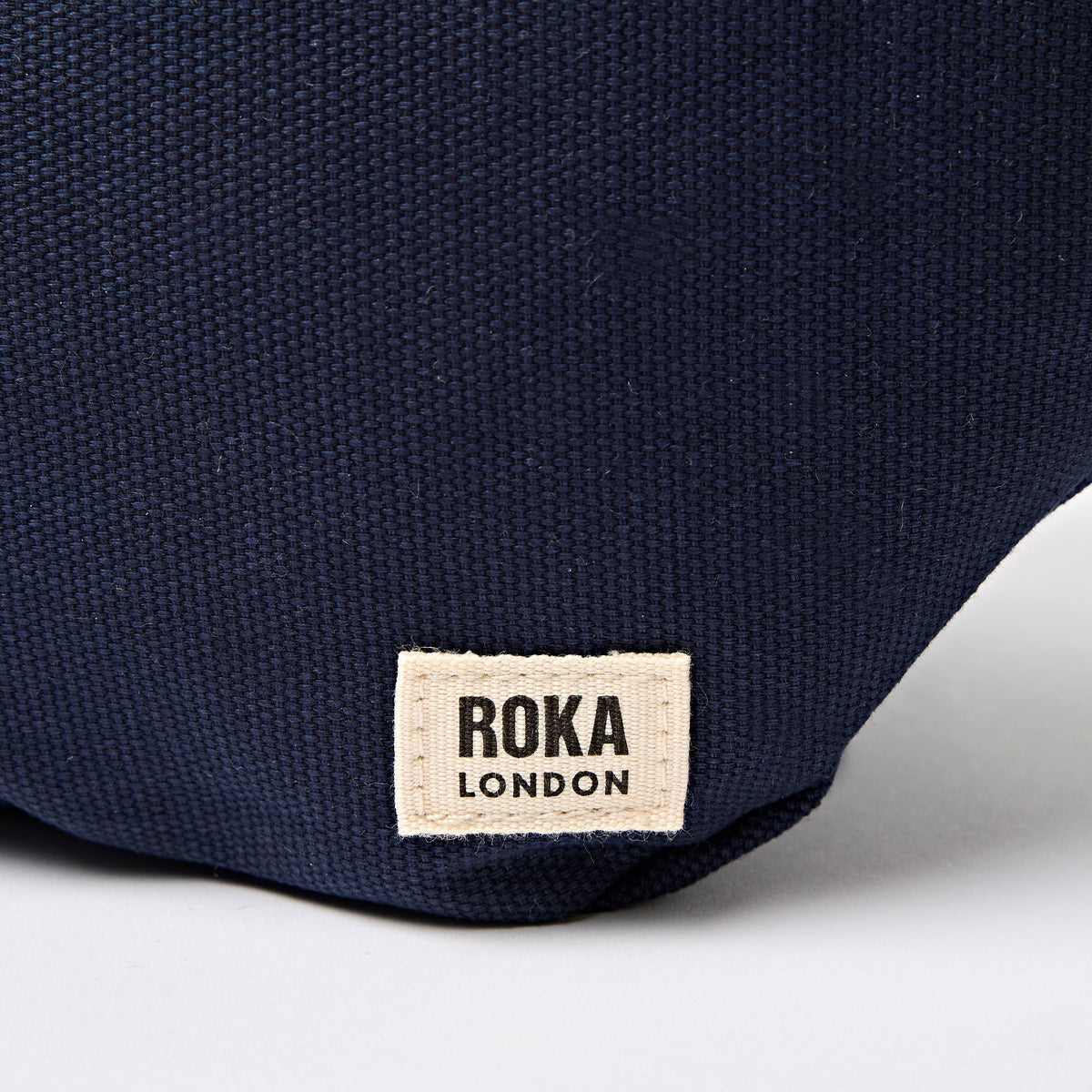ROKA London - Mill Hill S crossbody-väska #Färg_Midnight