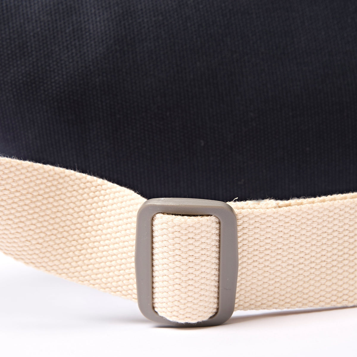 ROKA London - Mill Hill S crossbody-väska #Färg_Smoke