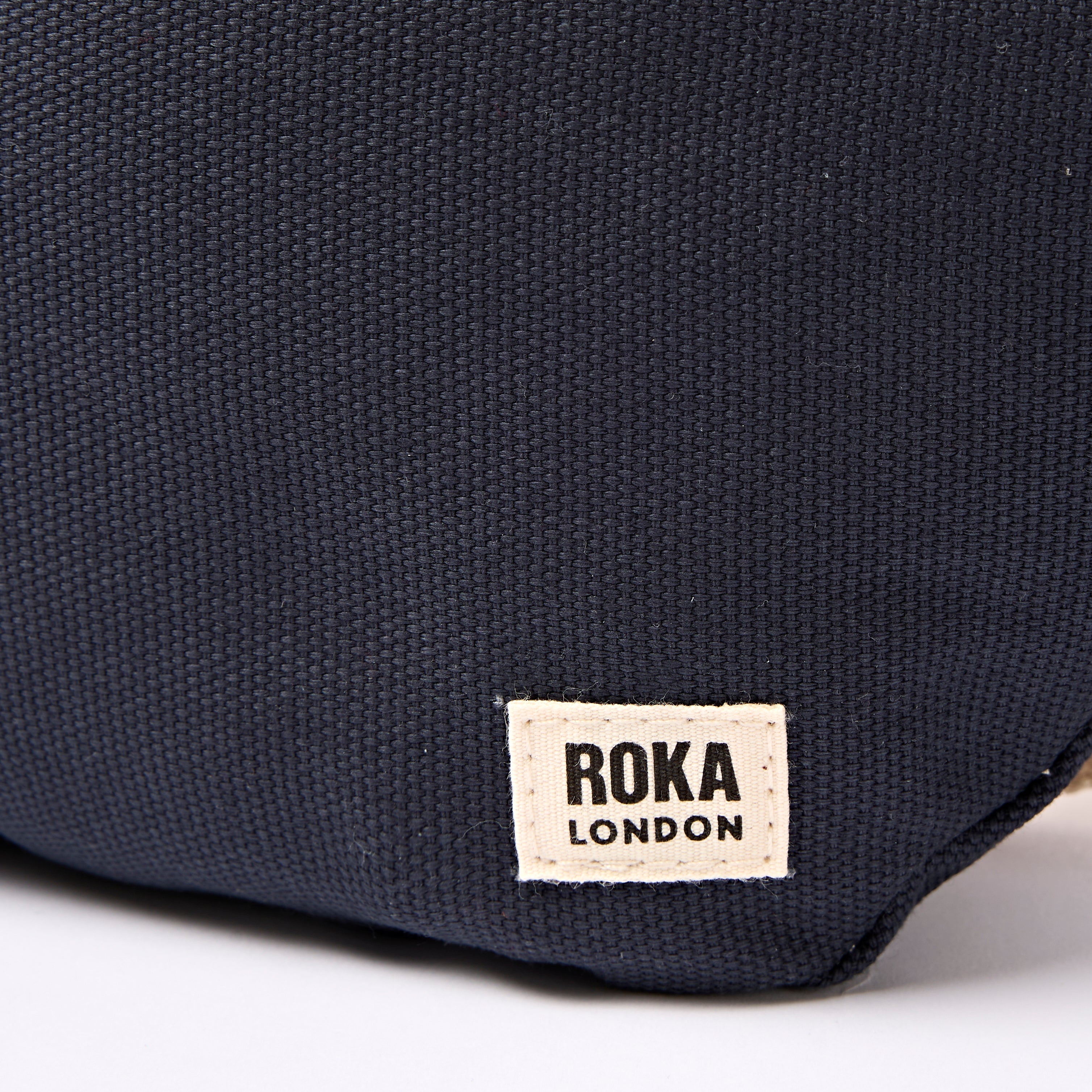 ROKA London - Mill Hill S crossbody-väska #Färg_Smoke