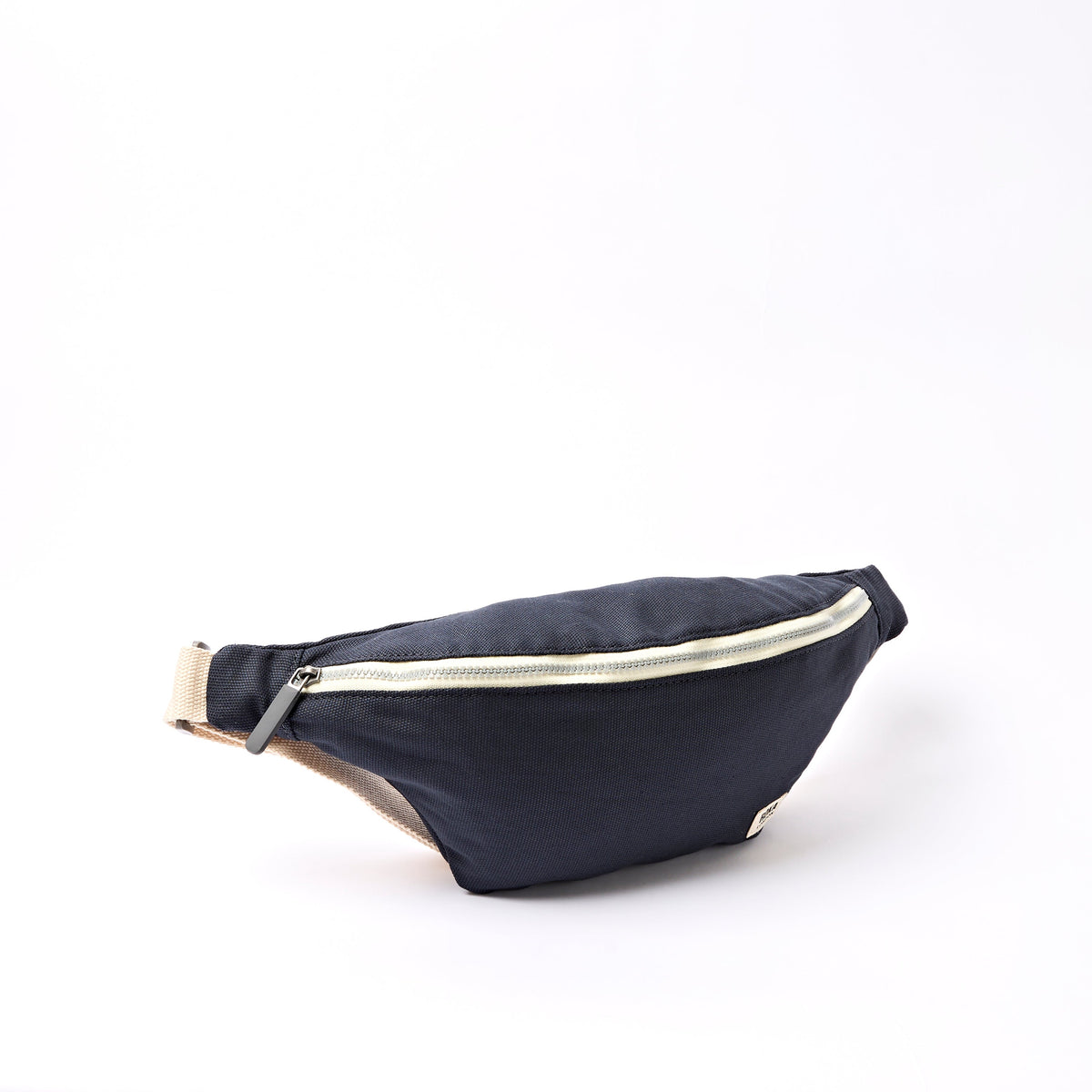 ROKA London - Mill Hill S crossbody-väska #Färg_Smoke