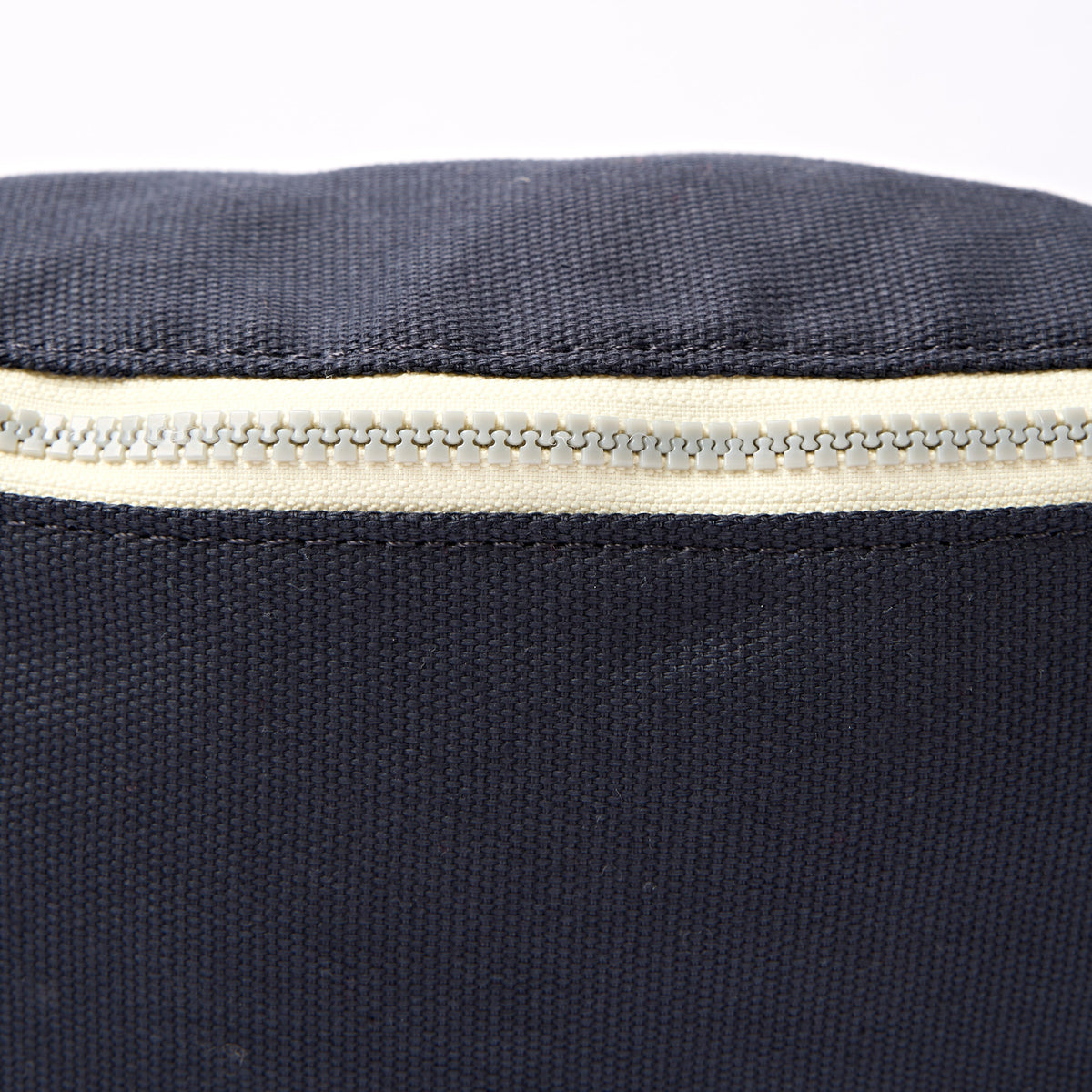 ROKA London - Mill Hill S crossbody-väska #Färg_Smoke