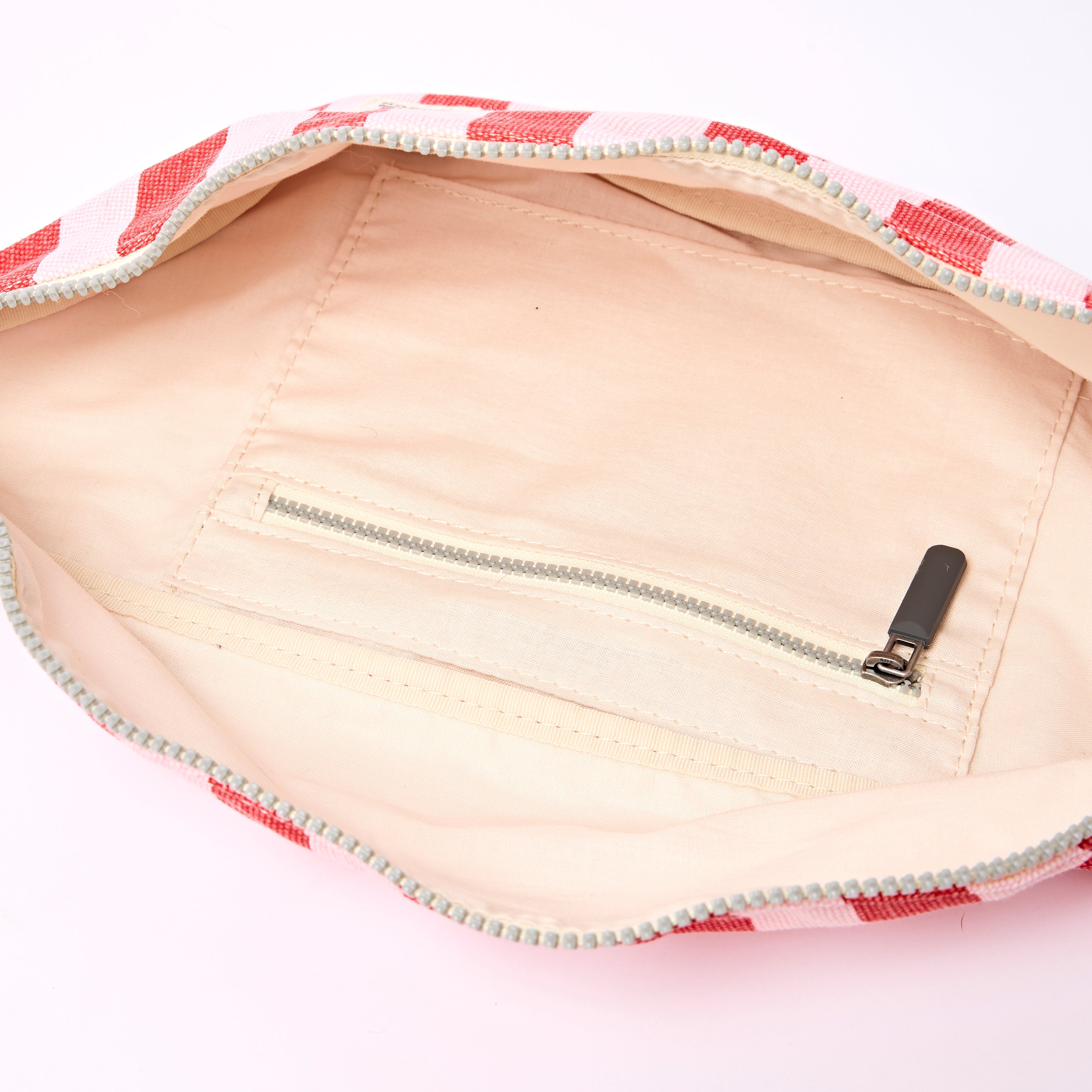 ROKA London - Mill Hill S crossbody-väska #Färg_Strawberry_Stripe