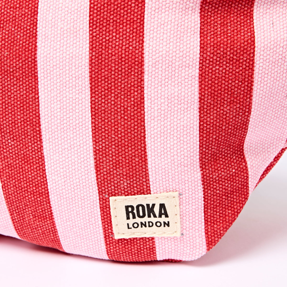 ROKA London - Mill Hill S crossbody-väska #Färg_Strawberry_Stripe