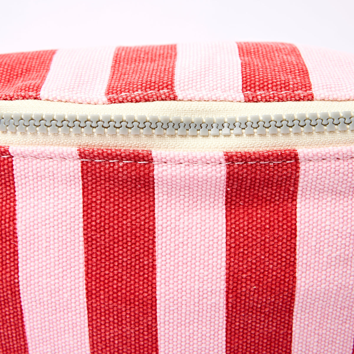 ROKA London - Mill Hill S crossbody-väska #Färg_Strawberry_Stripe