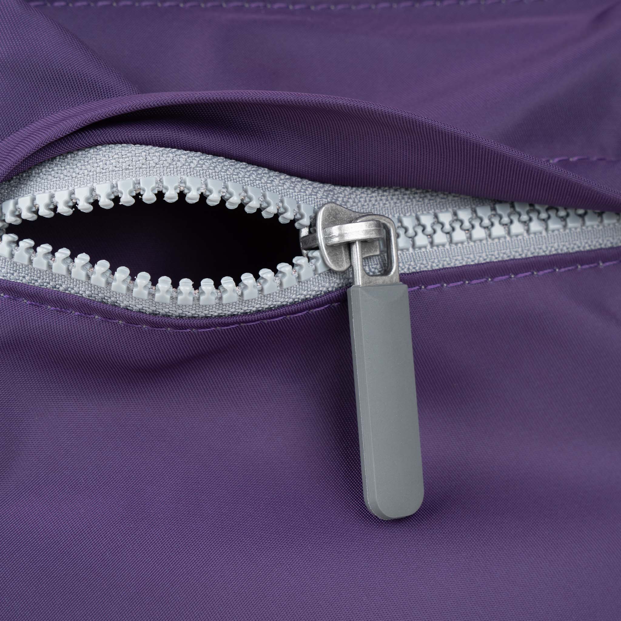 ROKA London - Moorgate M messengerväska #Färg_Majestic_Purple