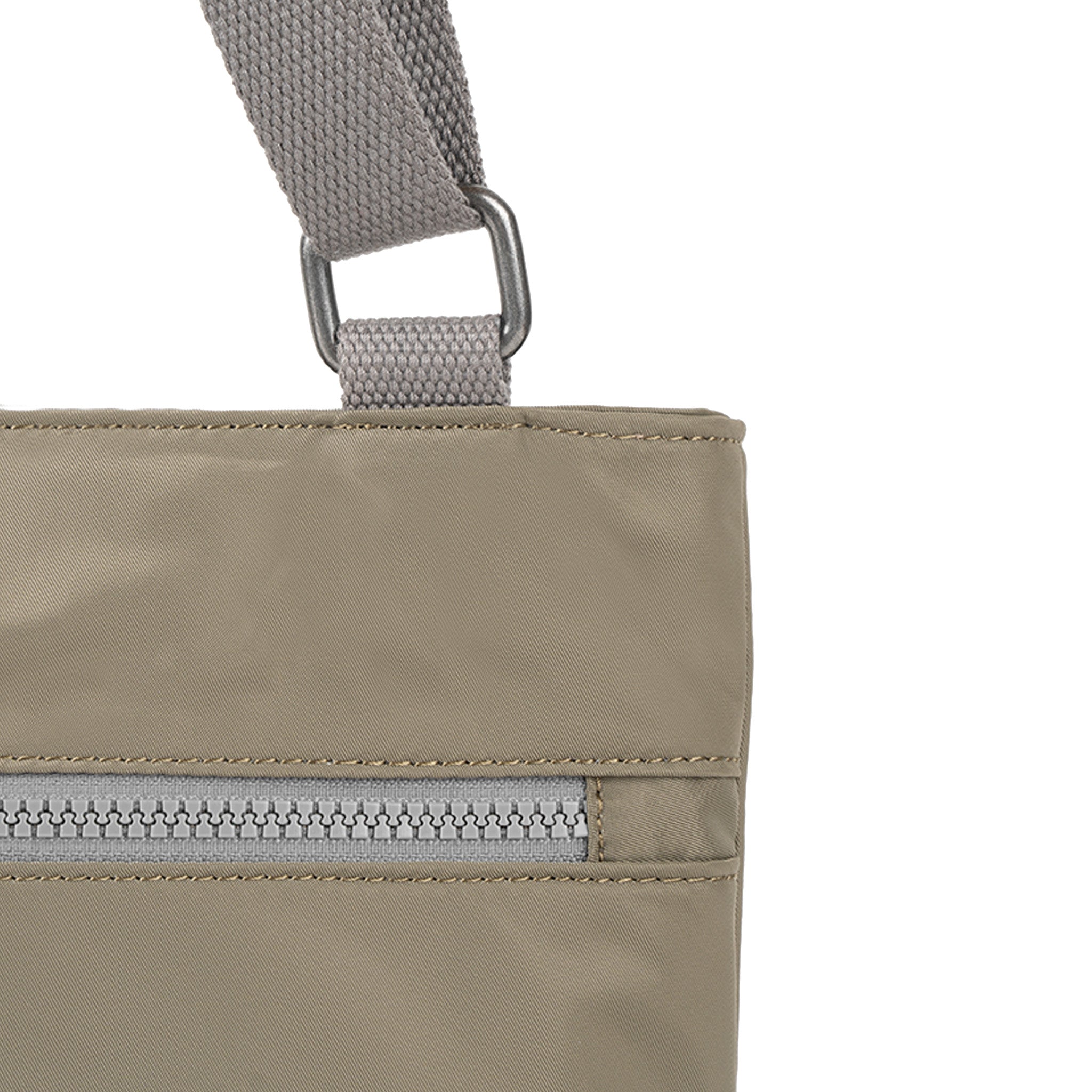 ROKA London - Moorgate M messengerväska #Färg_Taupe