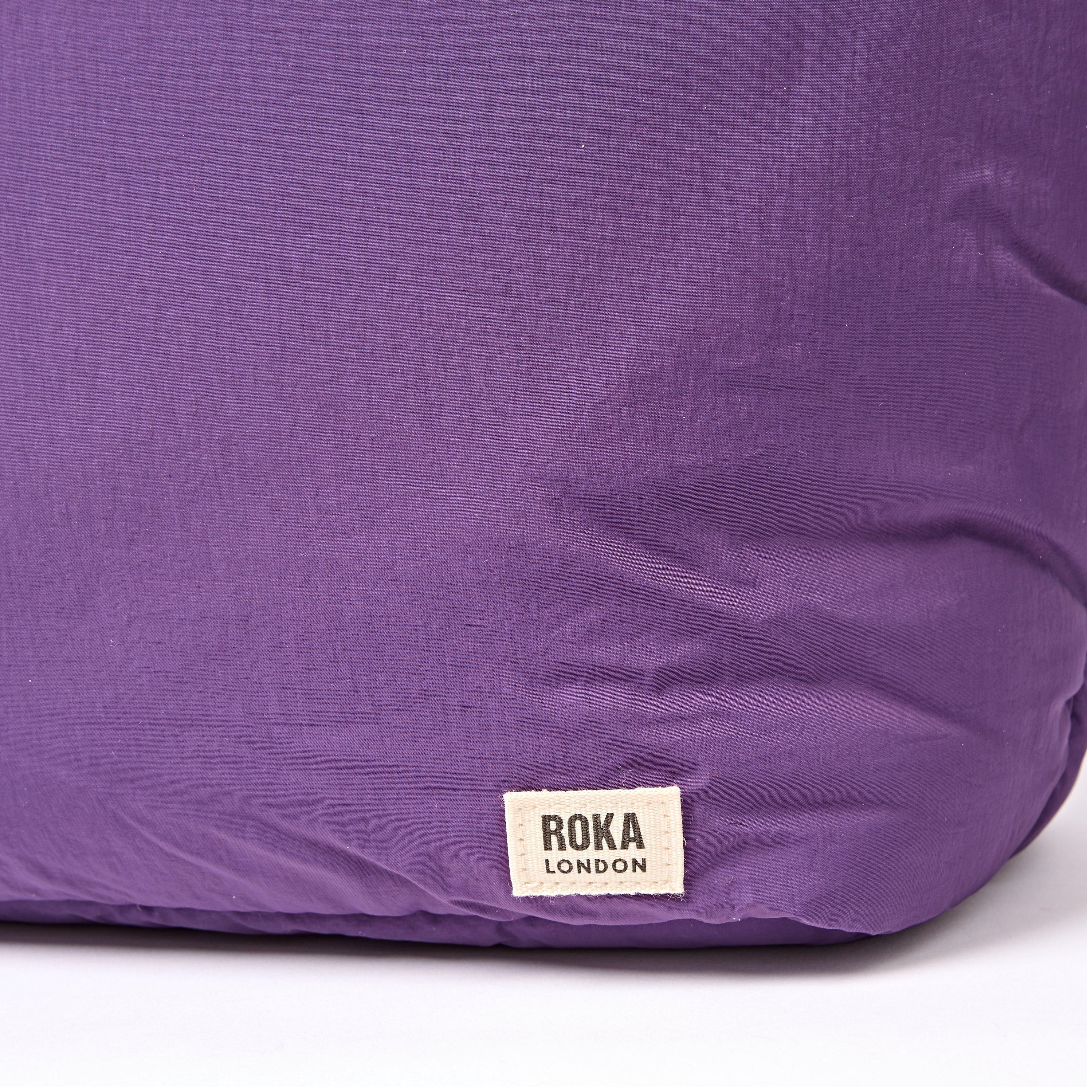 ROKA London - Oxford M axelväska #Färg_Gothic_Grape