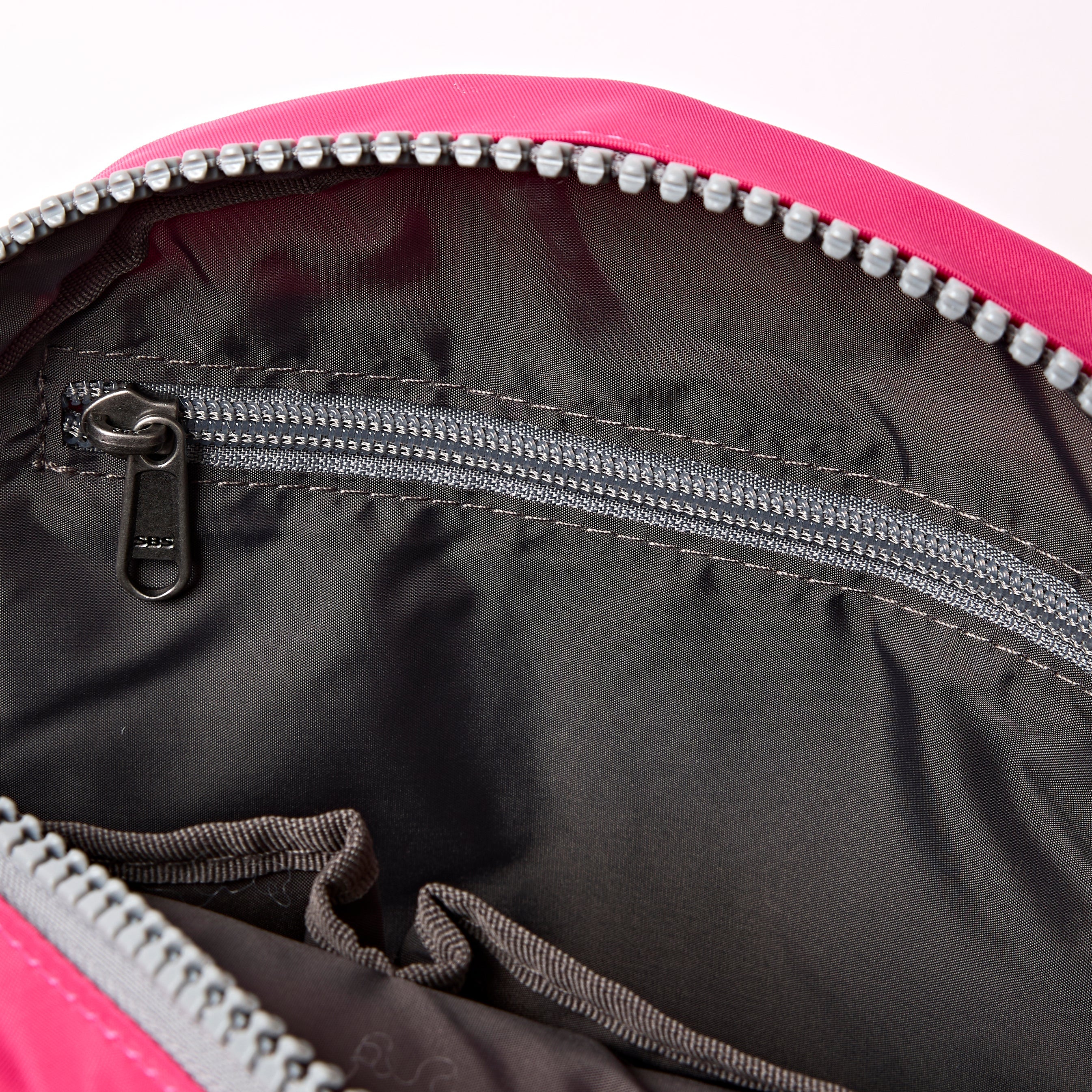 ROKA London - Paddington S crossbody-väska #Färg_Granita_Red