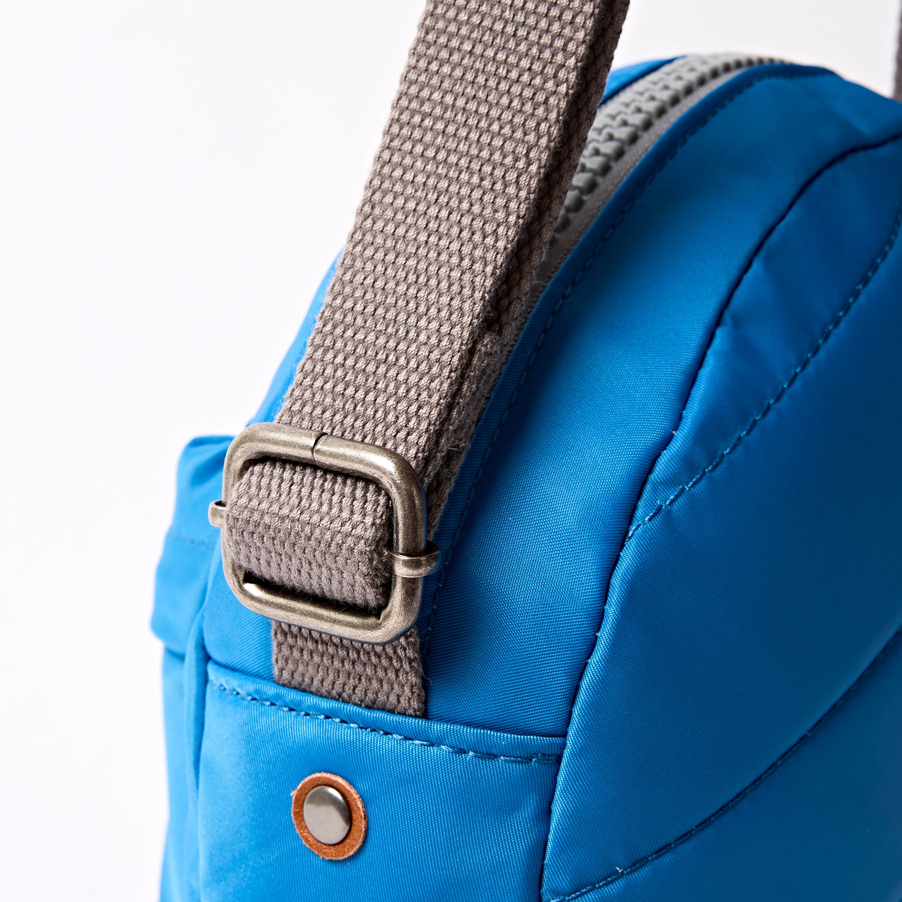 ROKA London - Paddington S crossbody-väska #Färg_Malibu_Blue