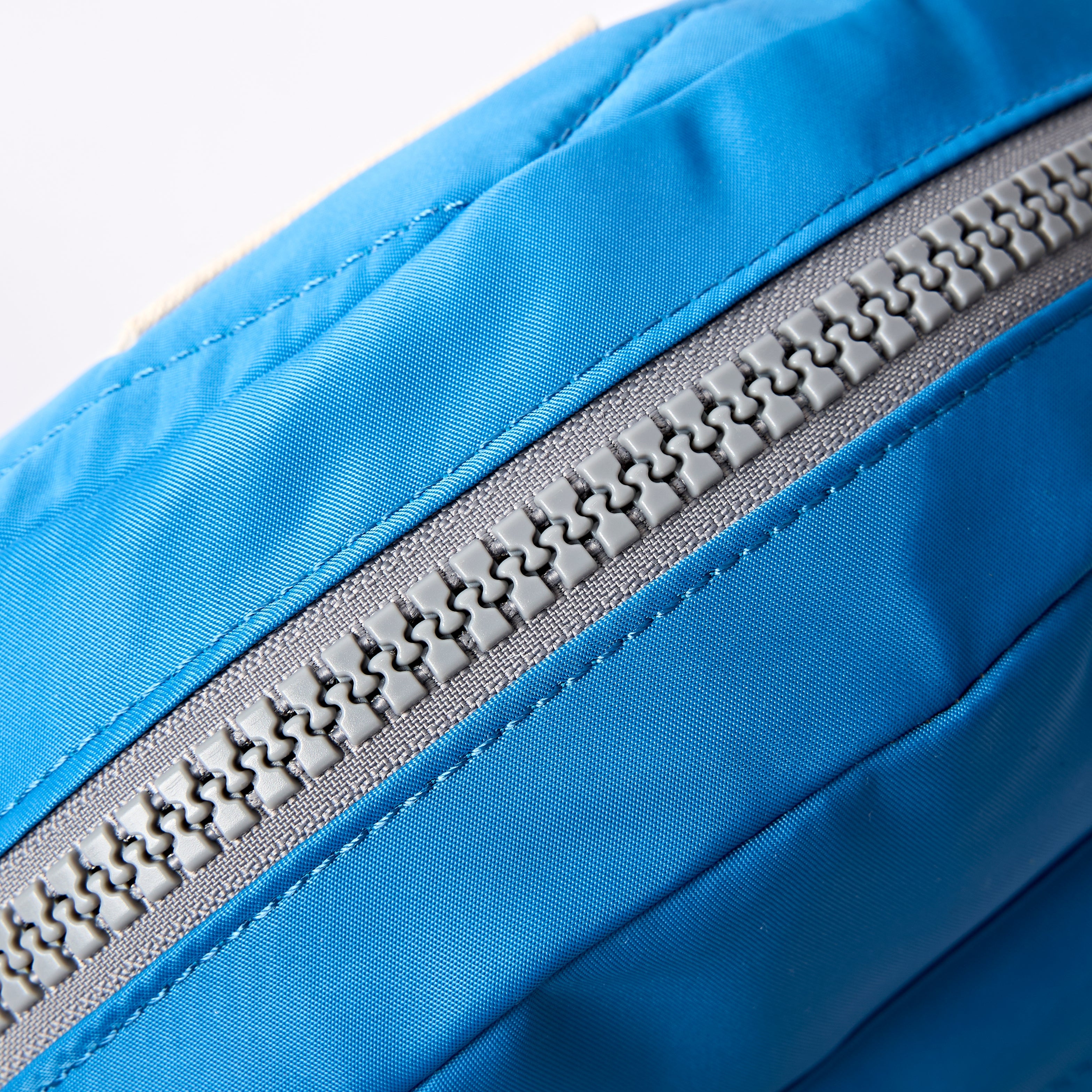 ROKA London - Paddington S crossbody-väska #Färg_Malibu_Blue