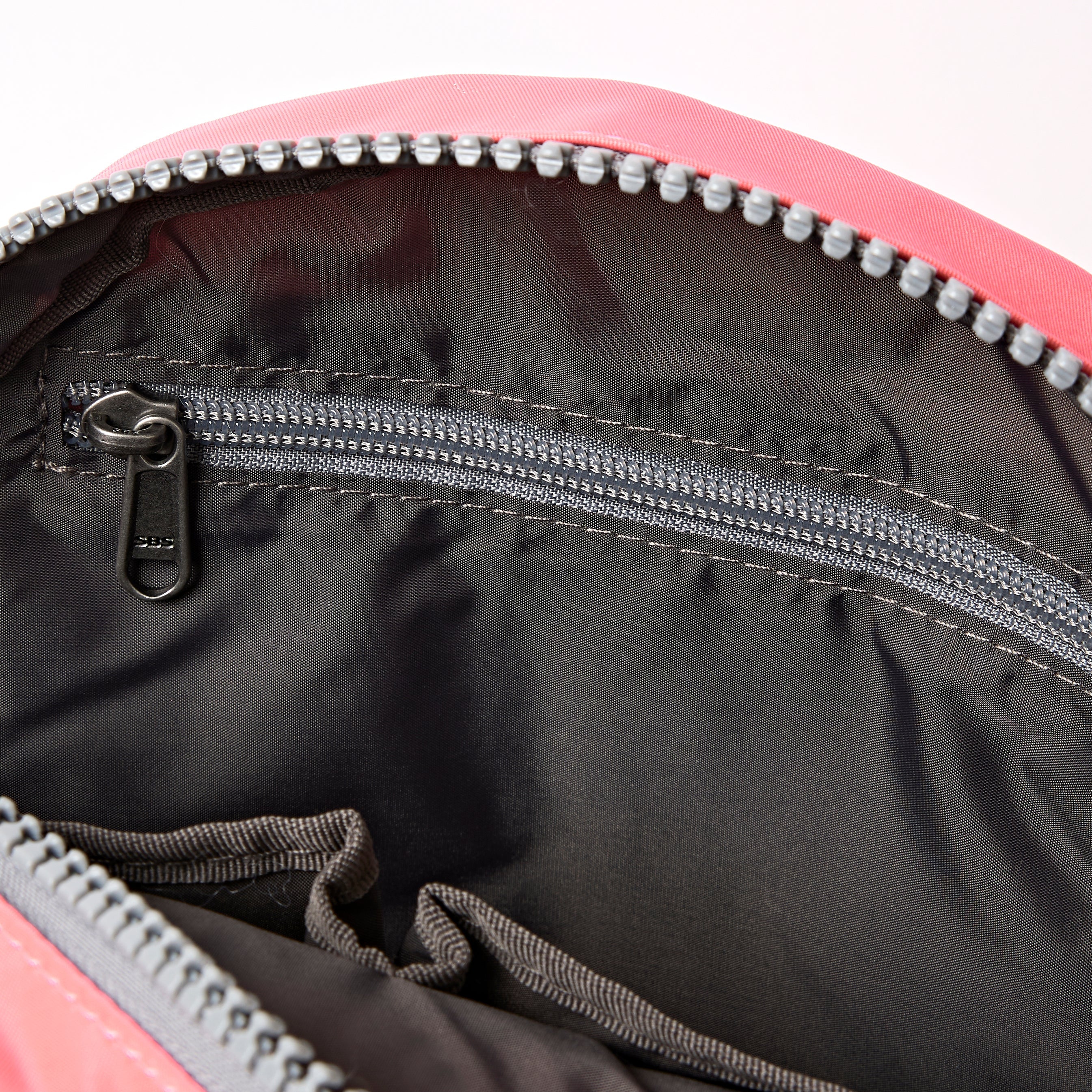 ROKA London - Paddington S crossbody-väska #Färg_Pink_Lemonade