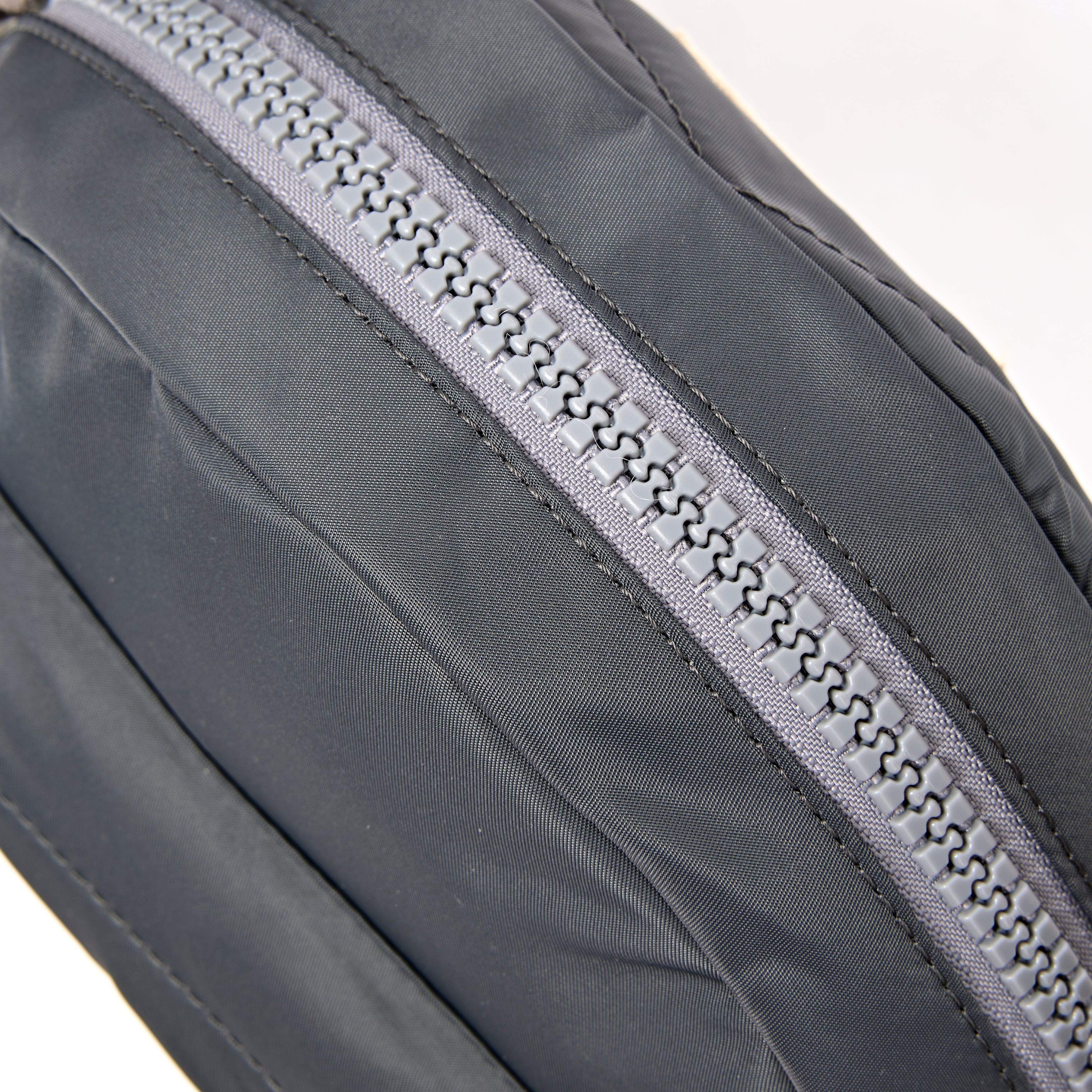 ROKA London - Paddington S crossbody-väska #Färg_Beluga