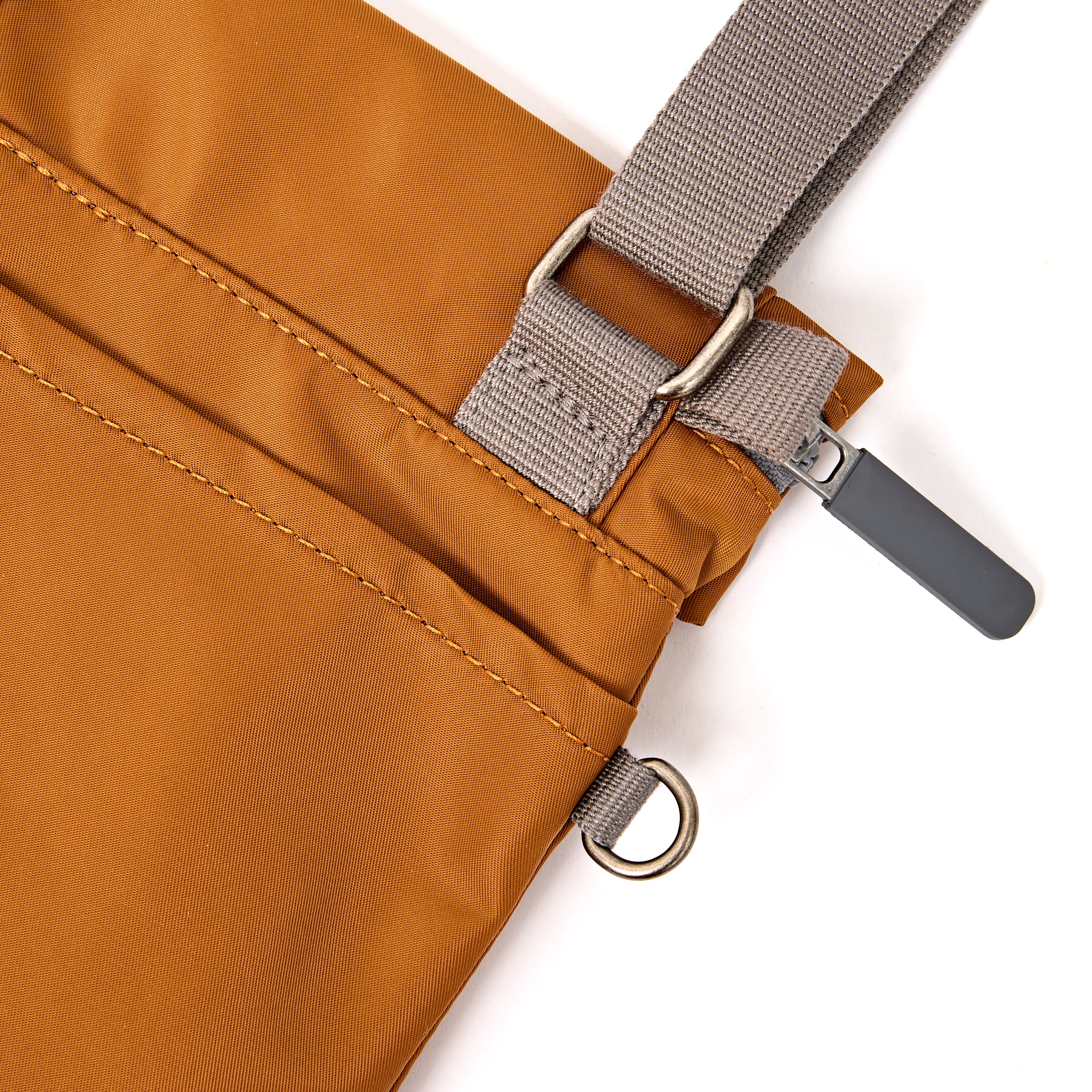 ROKA London - Stratford S crossbody-väska #Färg_Biscuit