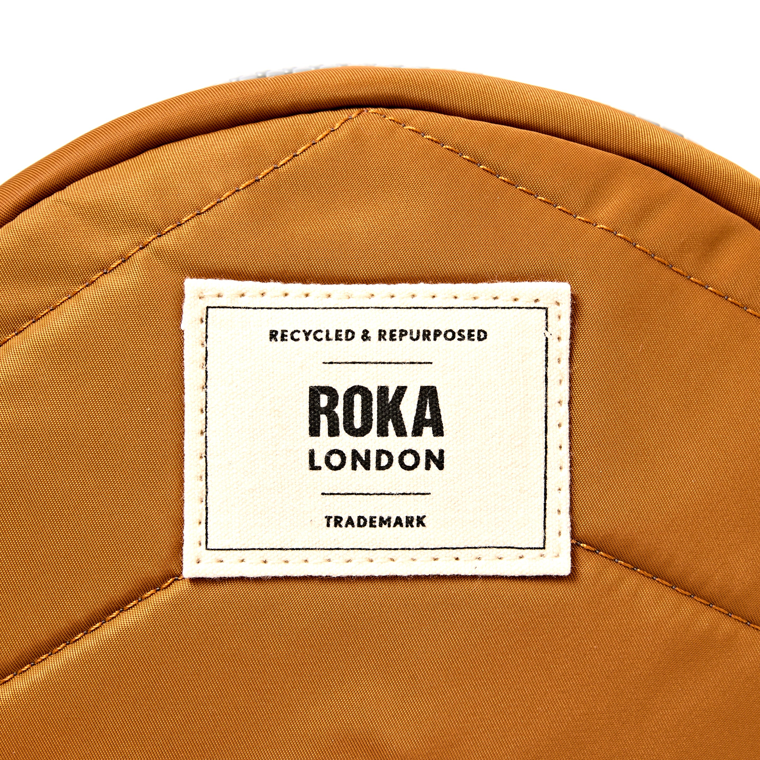ROKA London - Paddington S crossbody-väska #Färg_Biscuit