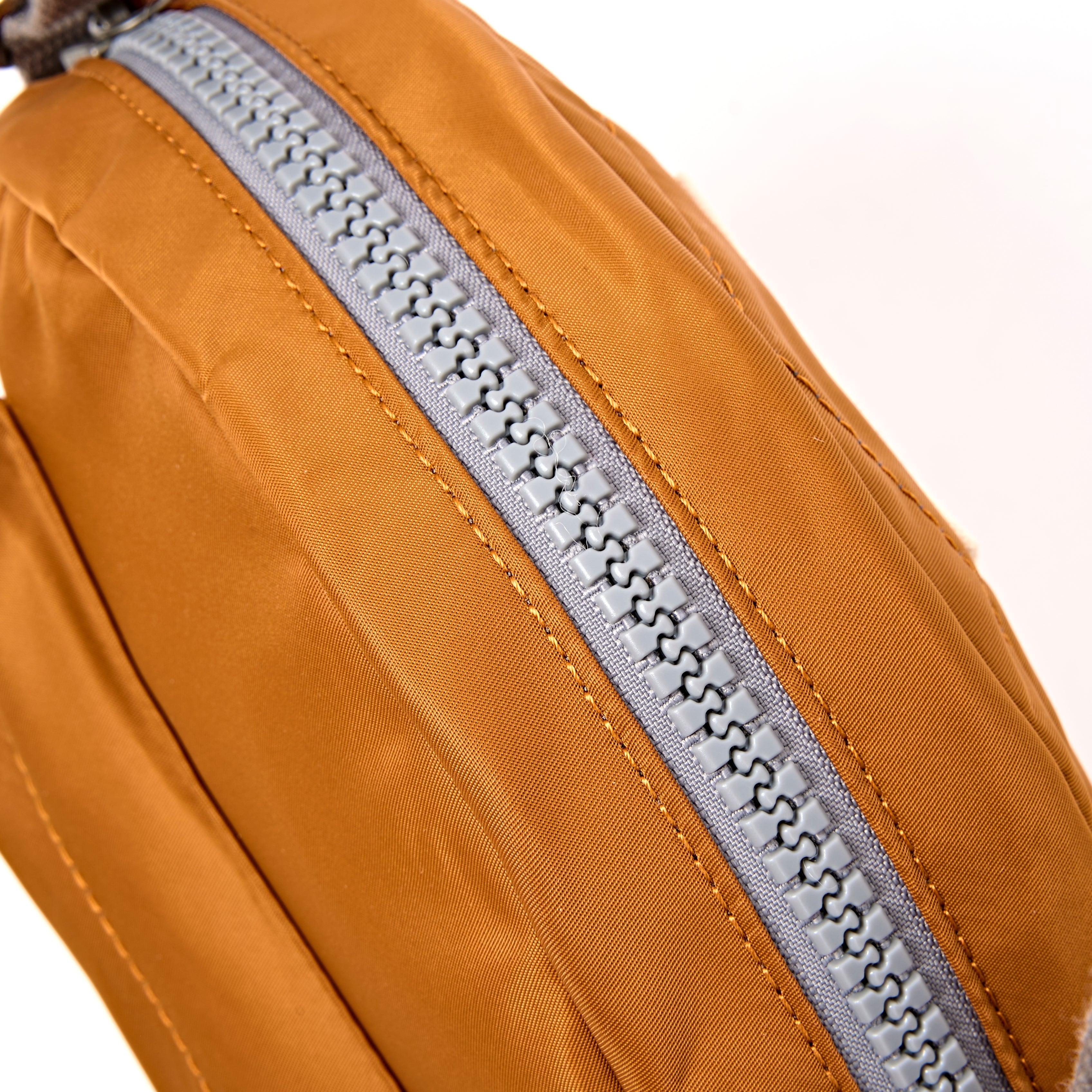 ROKA London - Paddington S crossbody-väska #Färg_Biscuit