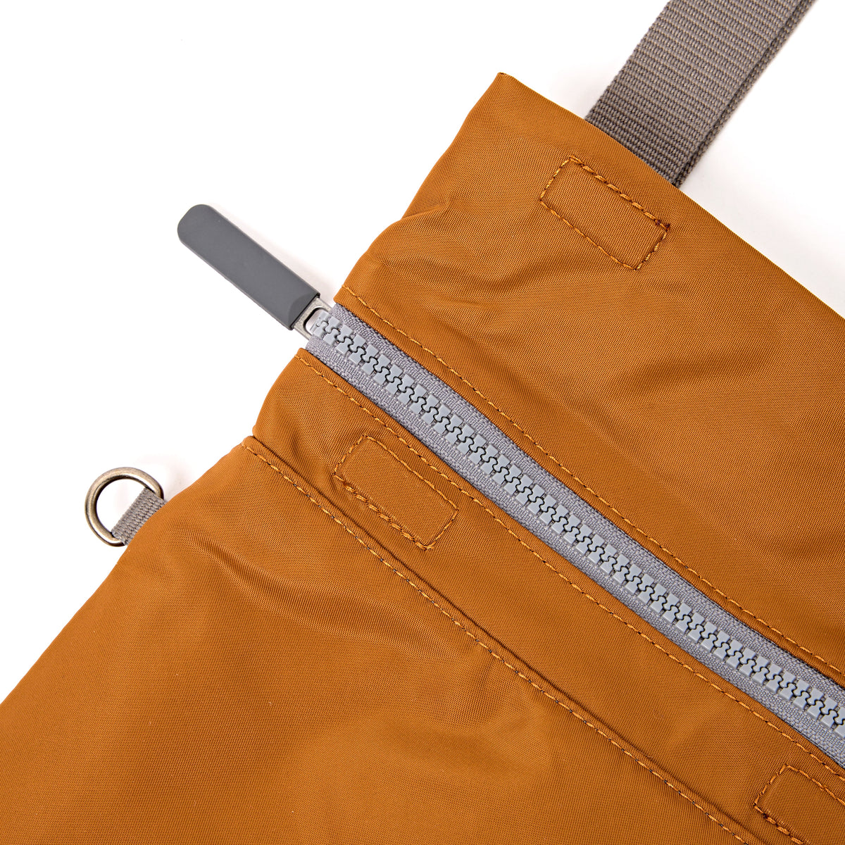 ROKA London - Stratford S crossbody-väska #Färg_Biscuit