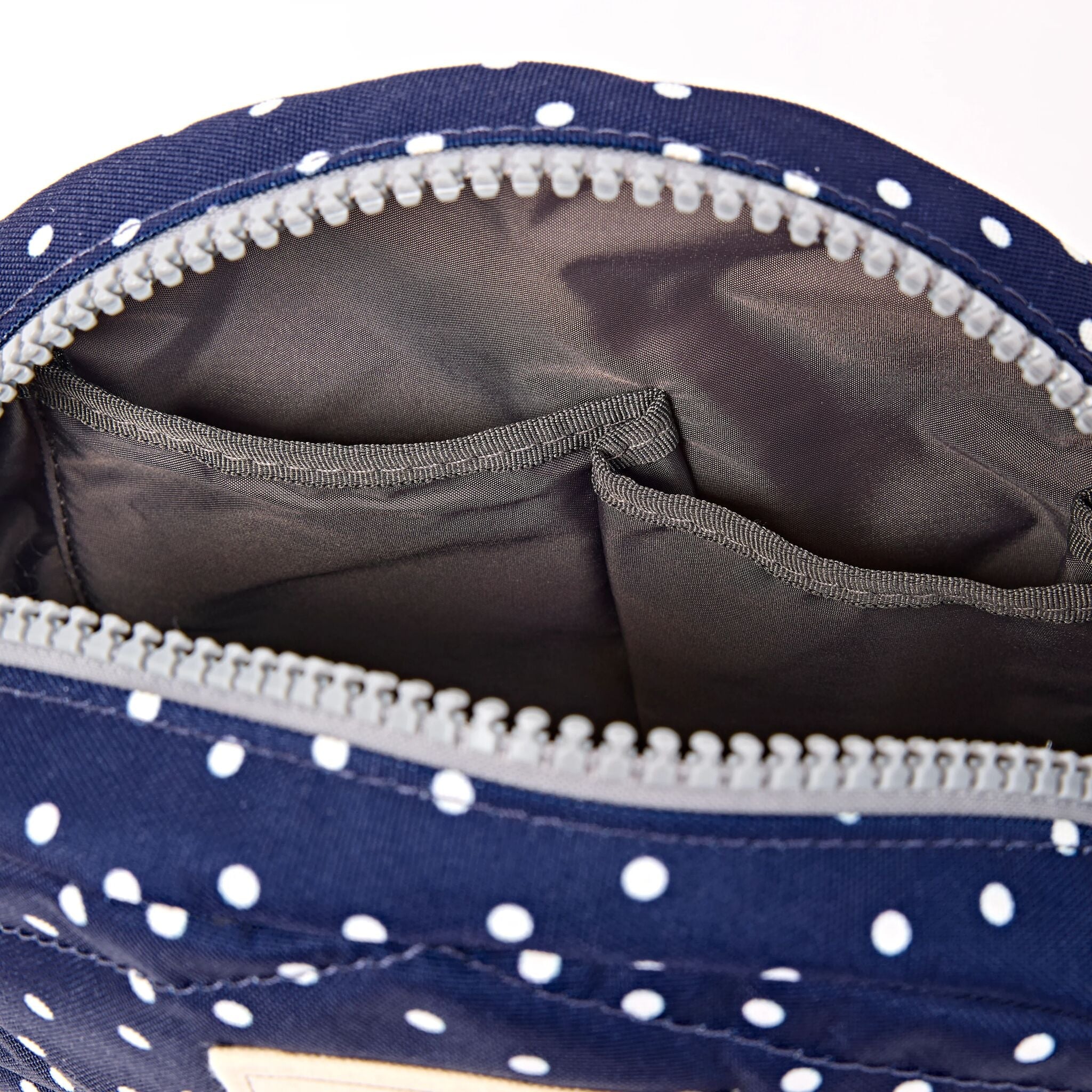 ROKA London - Paddington S crossbody-väska #Färg_Navy_Polka_Dot