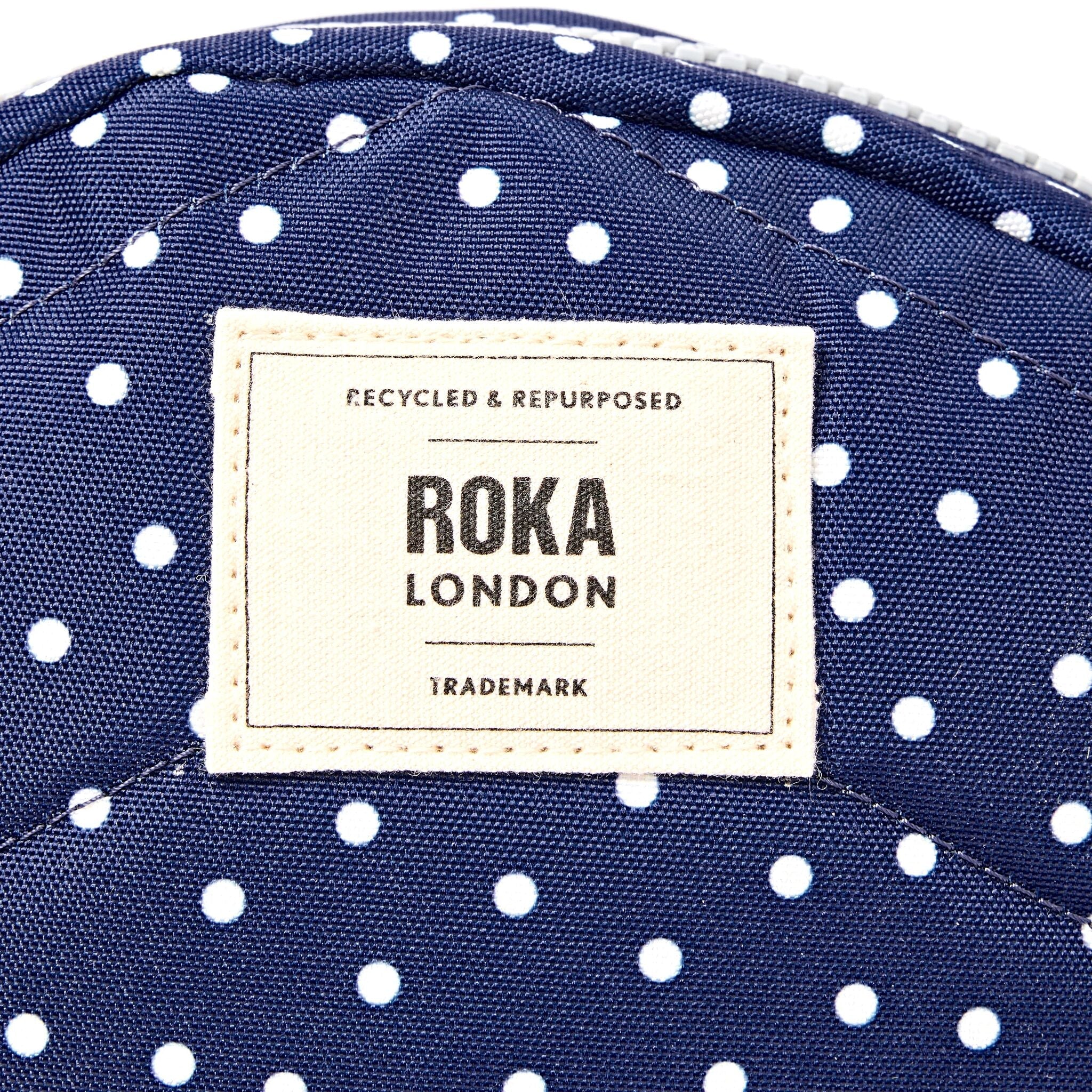 ROKA London - Paddington S crossbody-väska #Färg_Navy_Polka_Dot