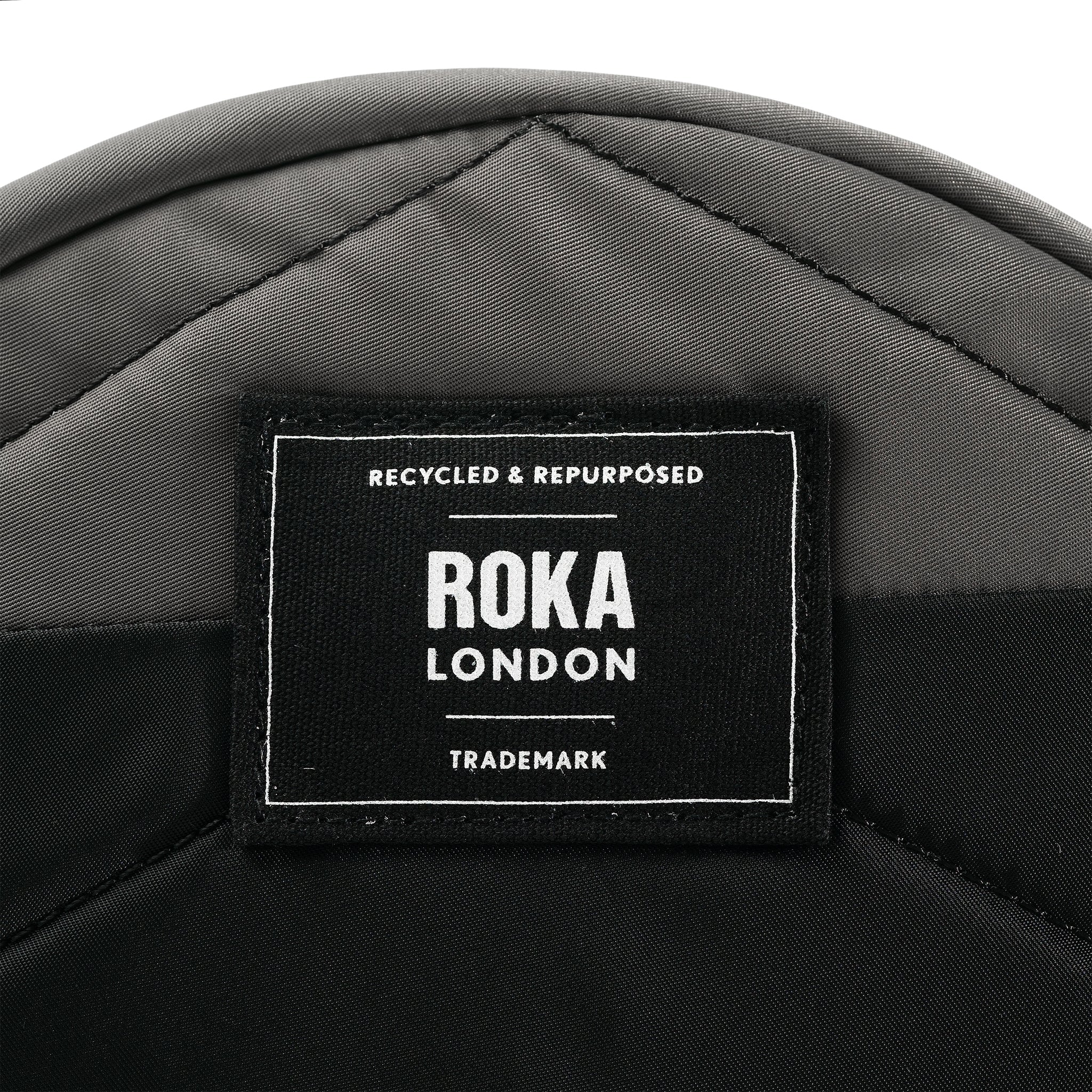 ROKA London - Paddington S Paddington crossbody-väska Creative Waste #Färg_Black/Graphite