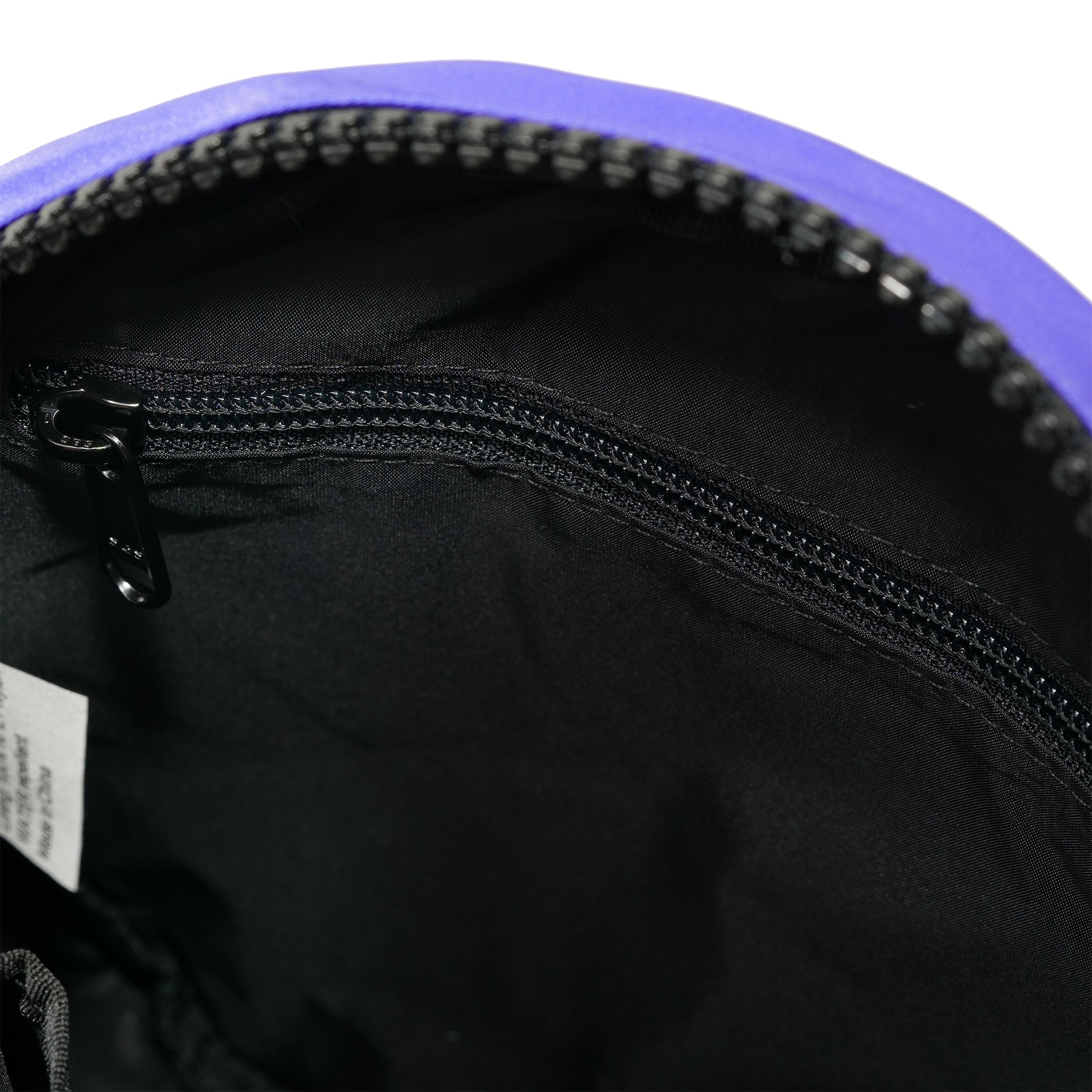 ROKA London - Paddington S Paddington crossbody-väska Creative Waste #Färg_Black/Simple_Purple