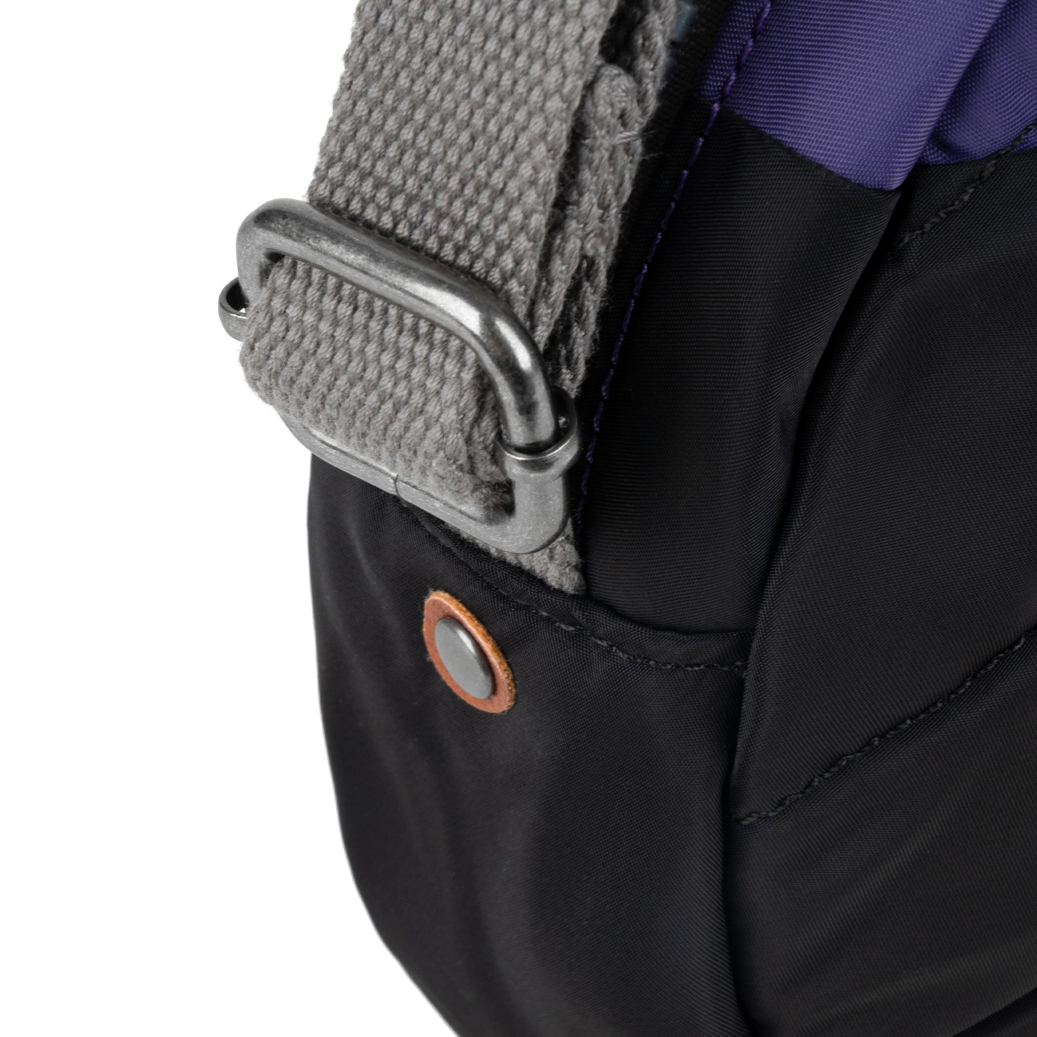 ROKA London - Paddington S Paddington crossbody-väska Creative Waste #Färg_Black/Mulberry