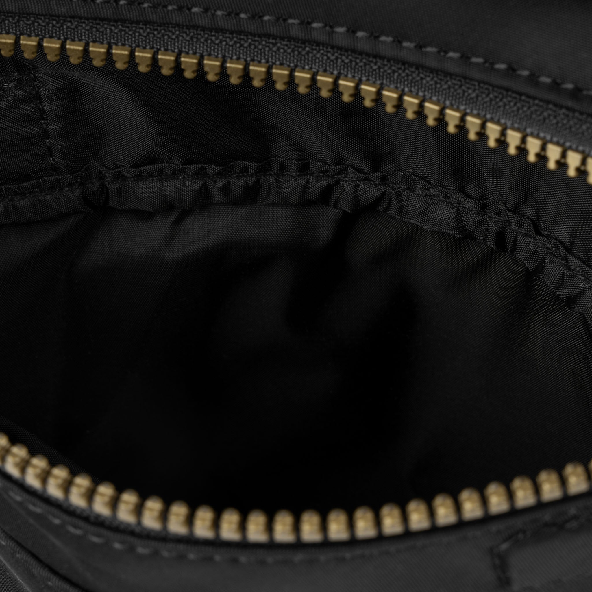 ROKA London - Stratford S Stratford crossbody-väska Gold Label #Färg_Black
