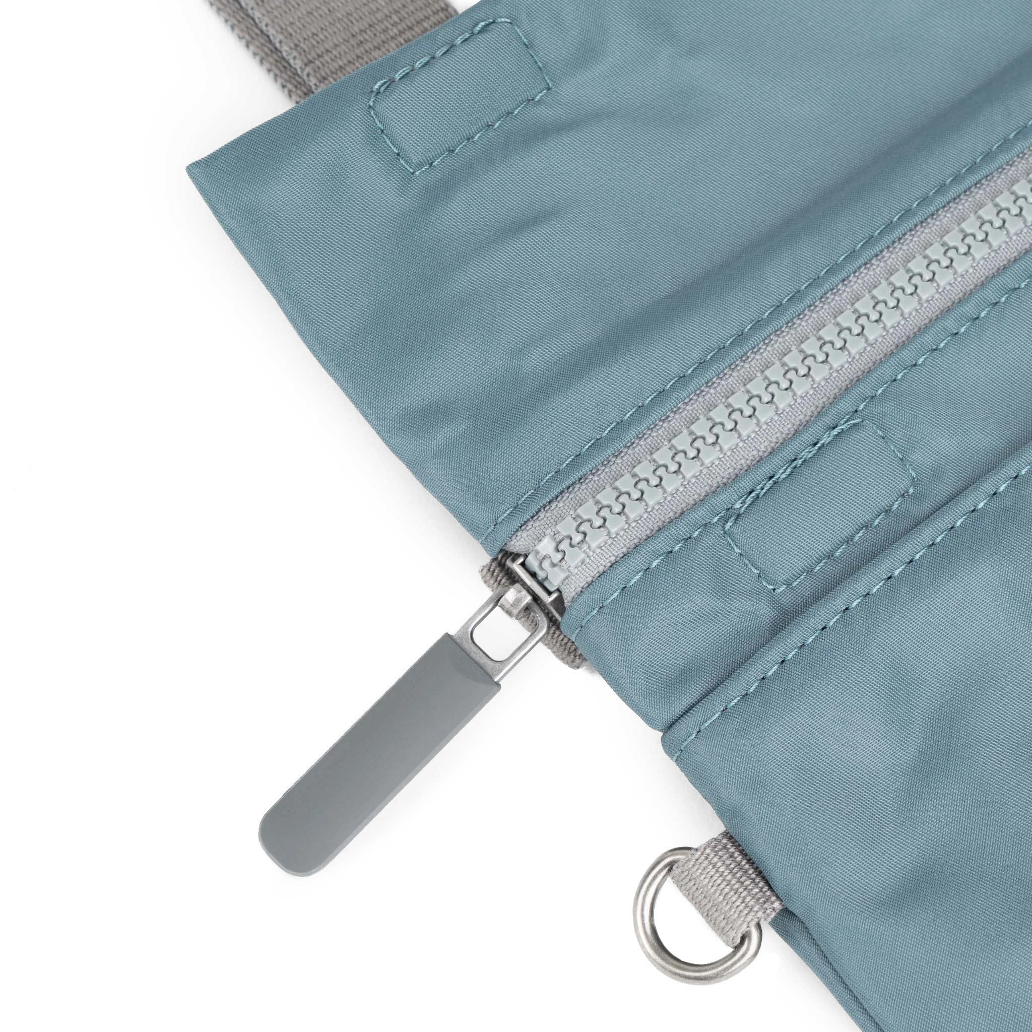 ROKA London - Stratford S crossbody-väska #Färg_Airforce