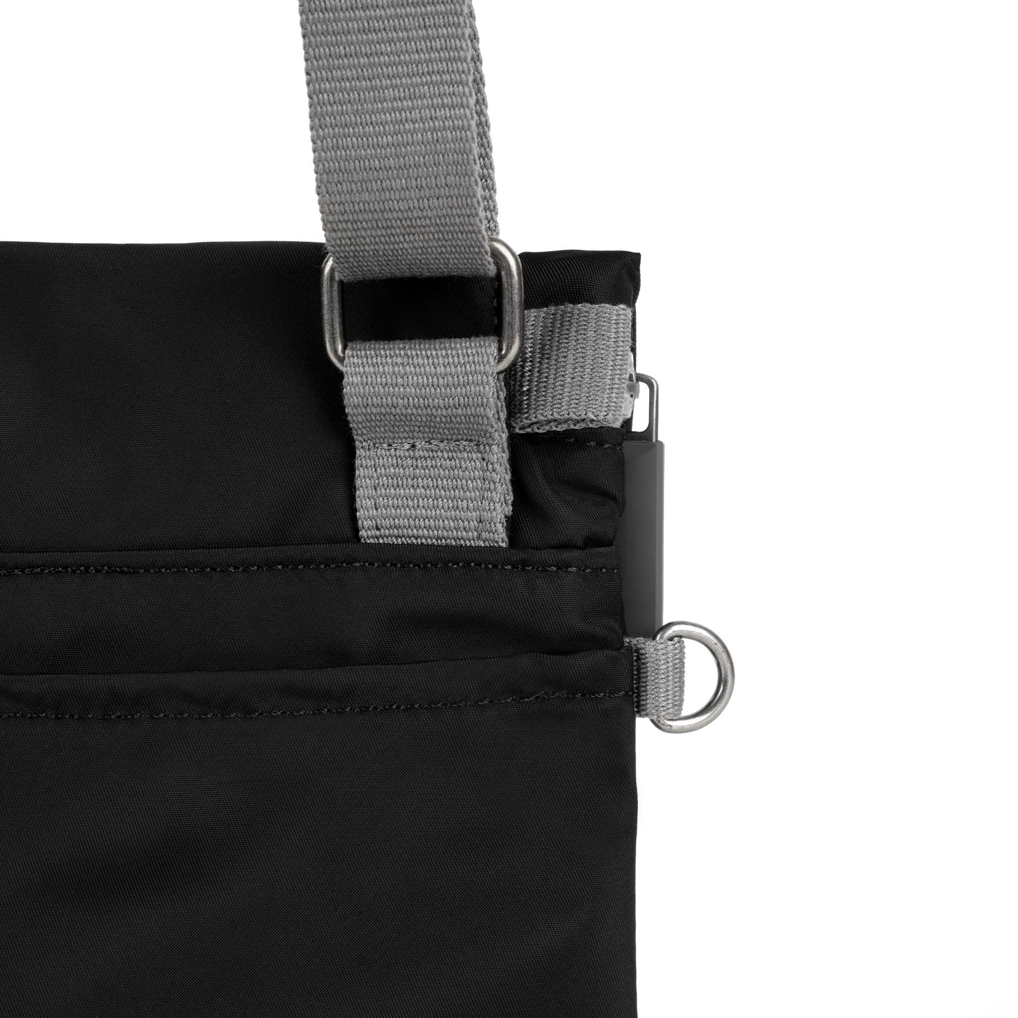 ROKA London - Stratford S crossbody-väska #Färg_Black