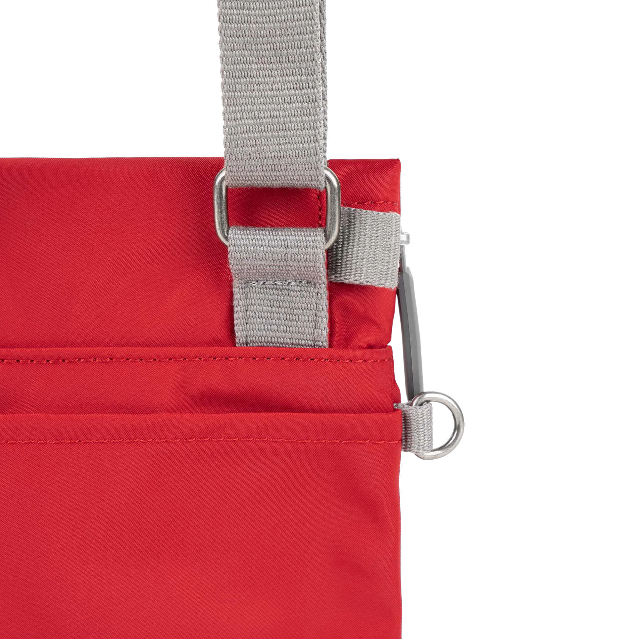 ROKA London - Stratford S crossbody-väska #Färg_Cranberry