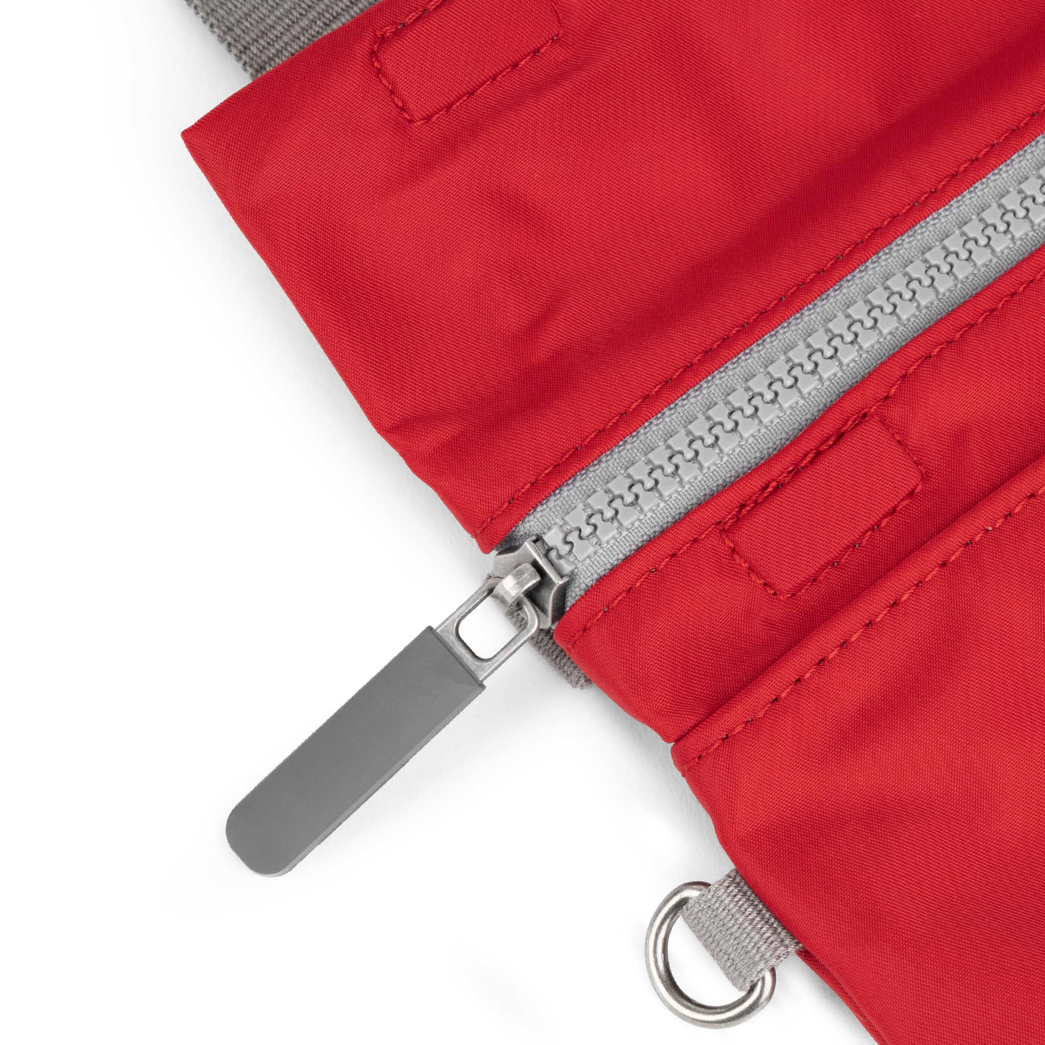 ROKA London - Stratford S crossbody-väska #Färg_Cranberry