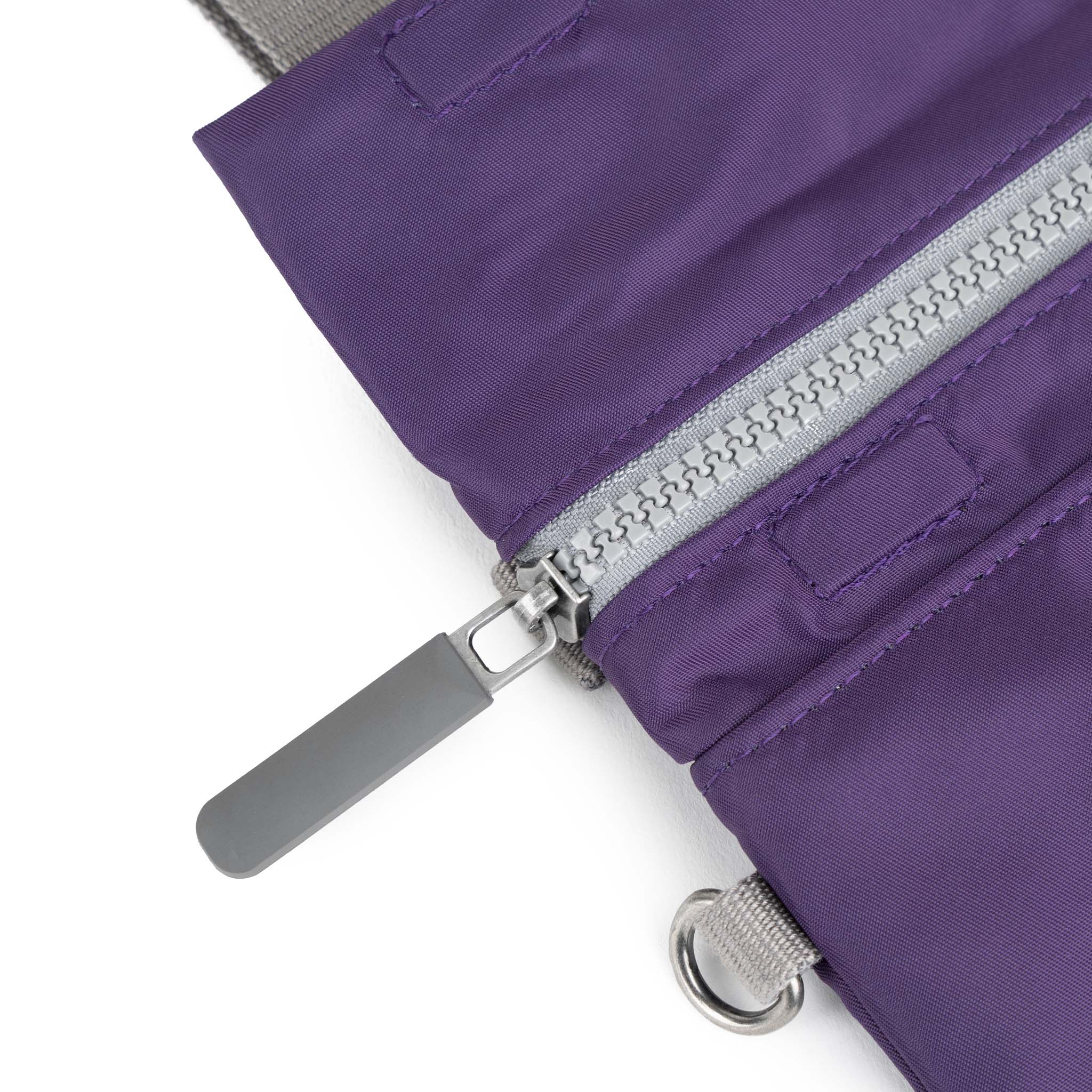 ROKA London - Stratford S crossbody-väska #Färg_Majestic_Purple